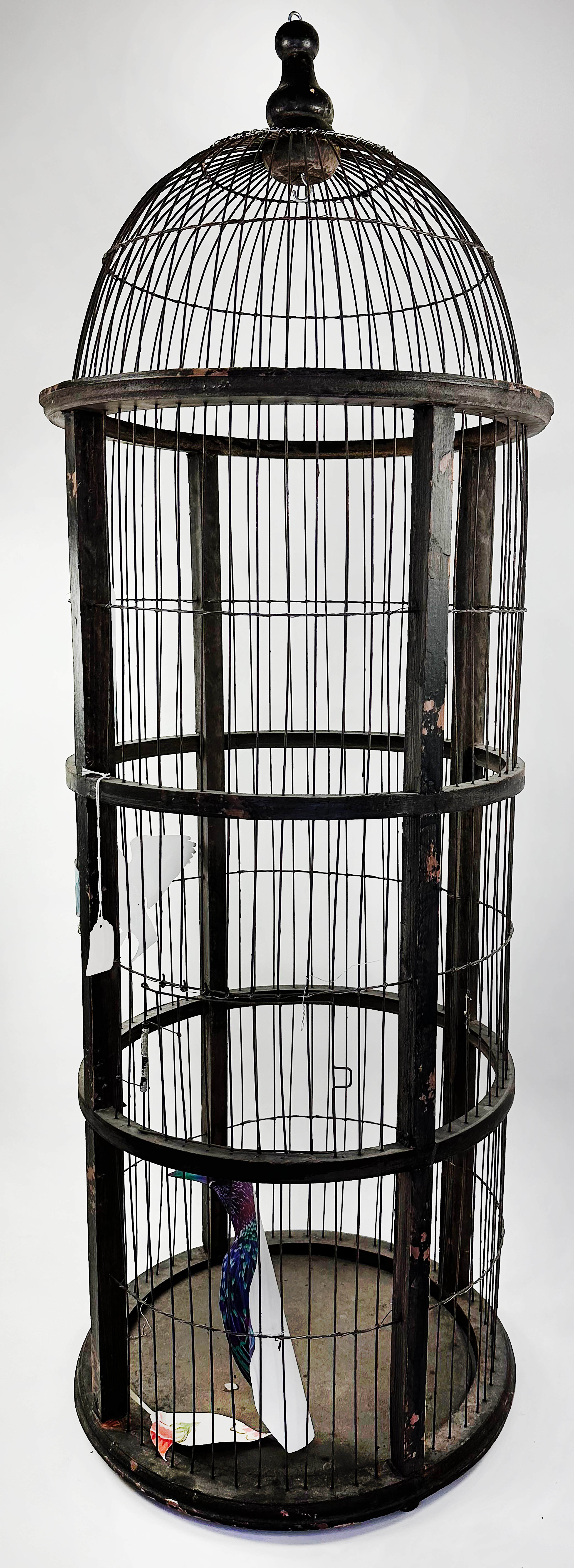 Cage à oiseaux vintage en bois avec finition d'origine  Bon état - En vente à Dallas, TX