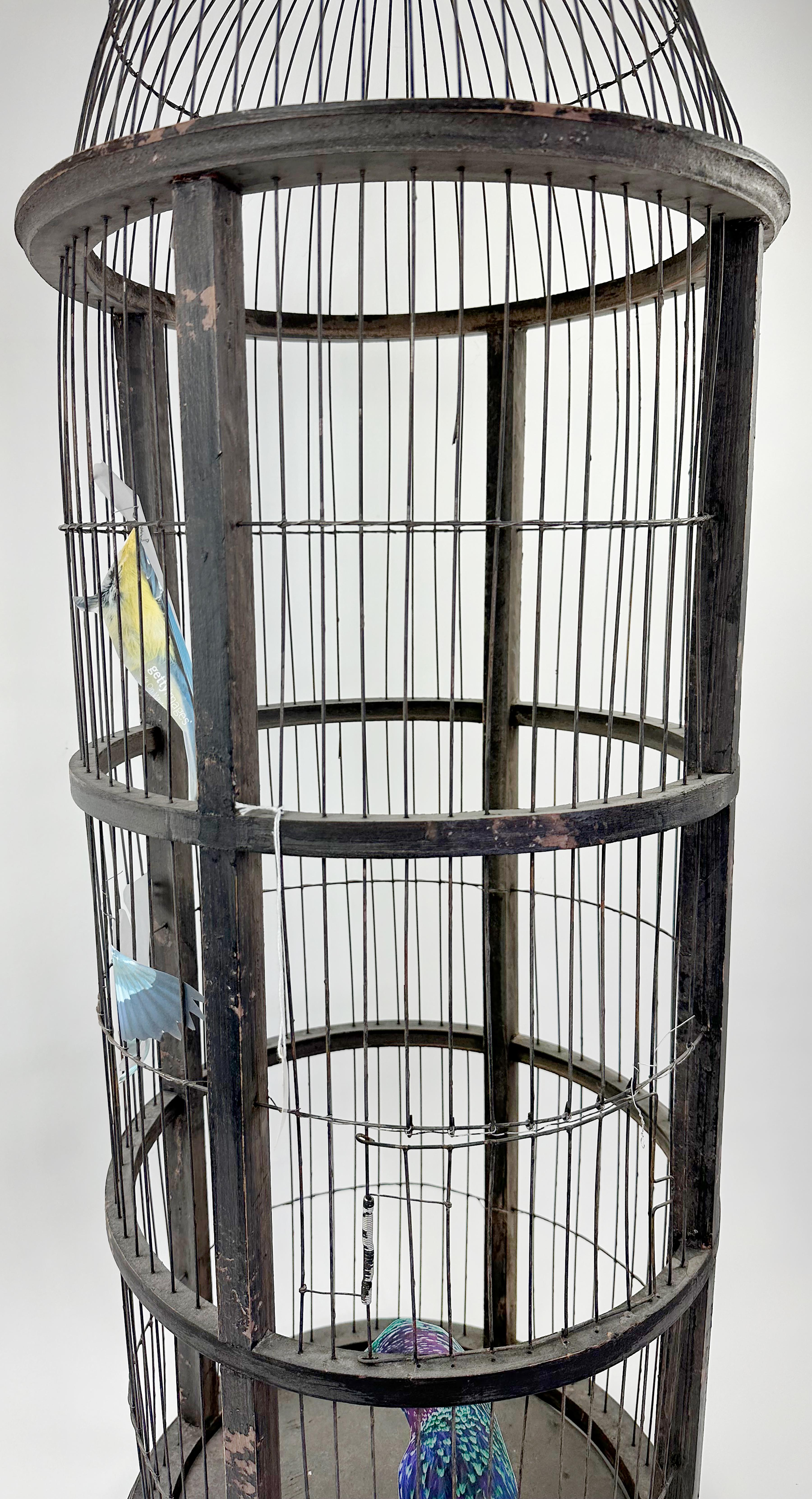 Laiton Cage à oiseaux vintage en bois avec finition d'origine  en vente