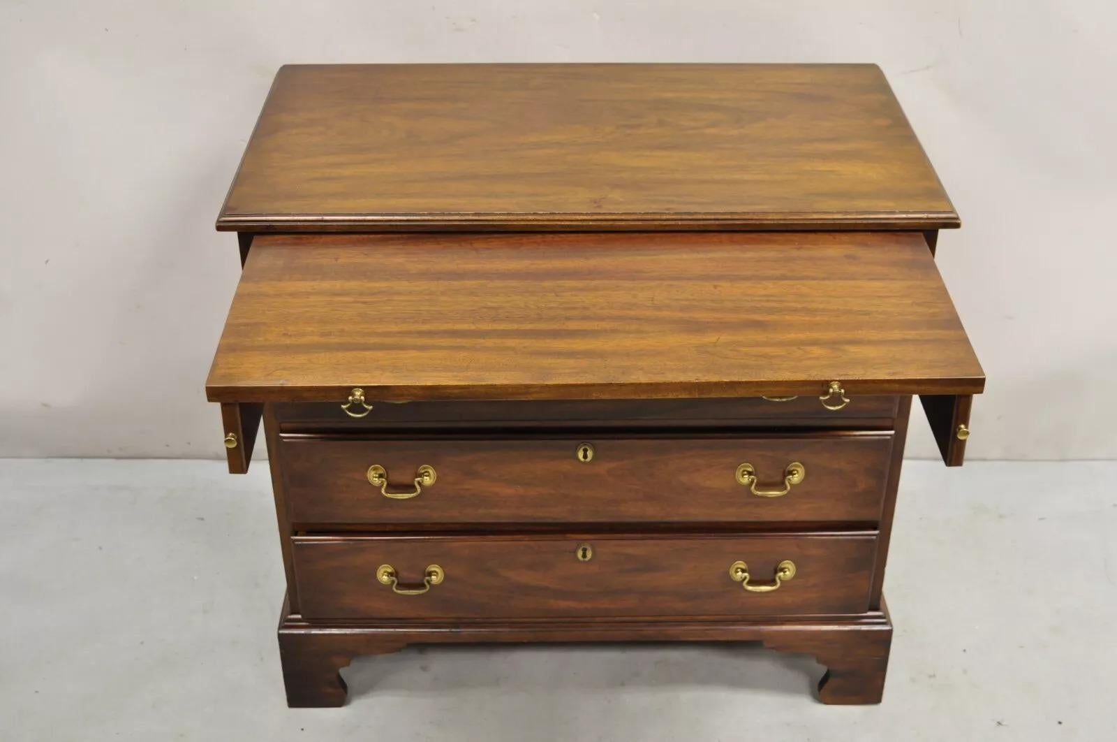 Vintage Henkel Harris Chippendale Style Mahogany 4 Drawer Server Bachelor Chest In Good Condition For Sale In Philadelphia, PA