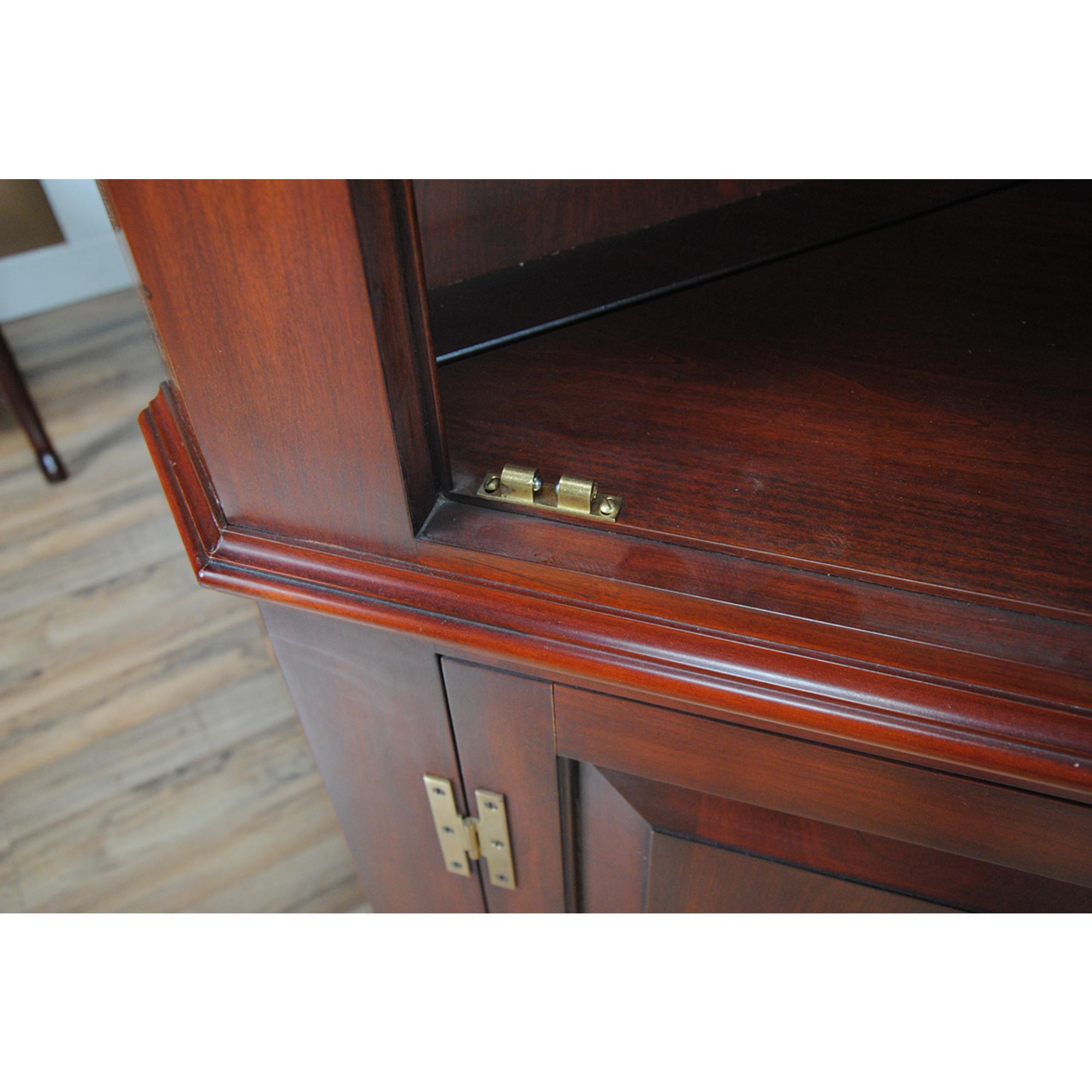 Fin du 20e siècle Henkel Harris - Armoire d'angle vintage en vente