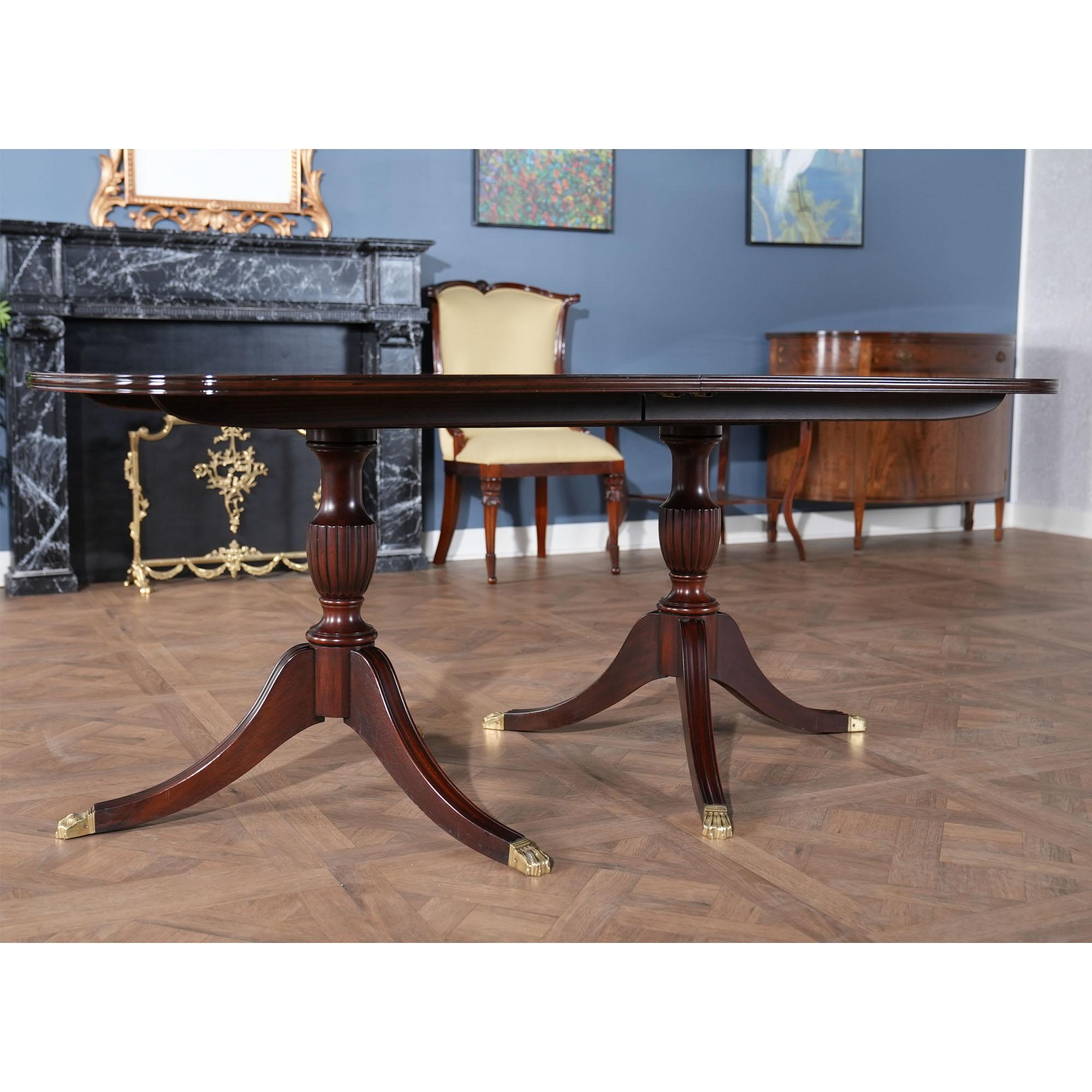 Renaissance Table de salle à manger vintage Henkel Harris en vente