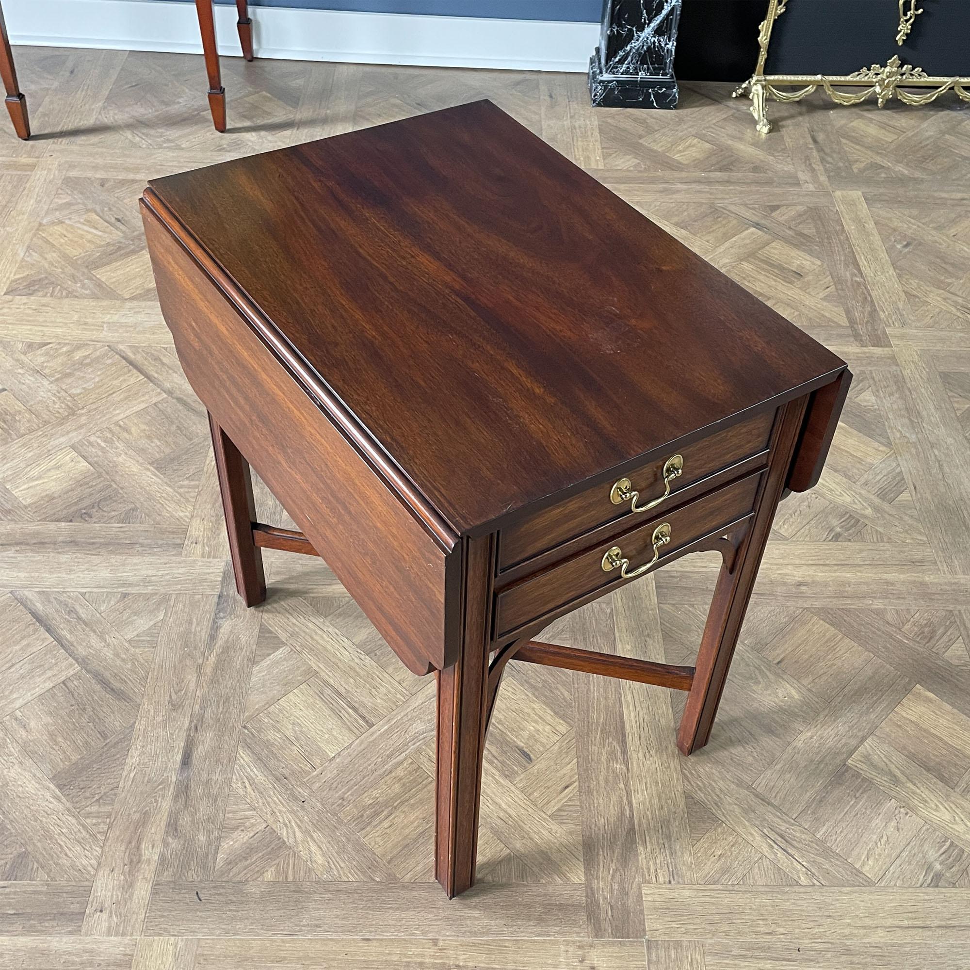Dieser Vintage Henkel Harris Dropside Table von Niagara Furniture wurde aus massivem Mahagoni an allen sichtbaren Oberflächen gefertigt.  Die Liebe zum Detail und die fachmännische Verarbeitung sind offensichtlich  in diesem Tisch in Details wie den