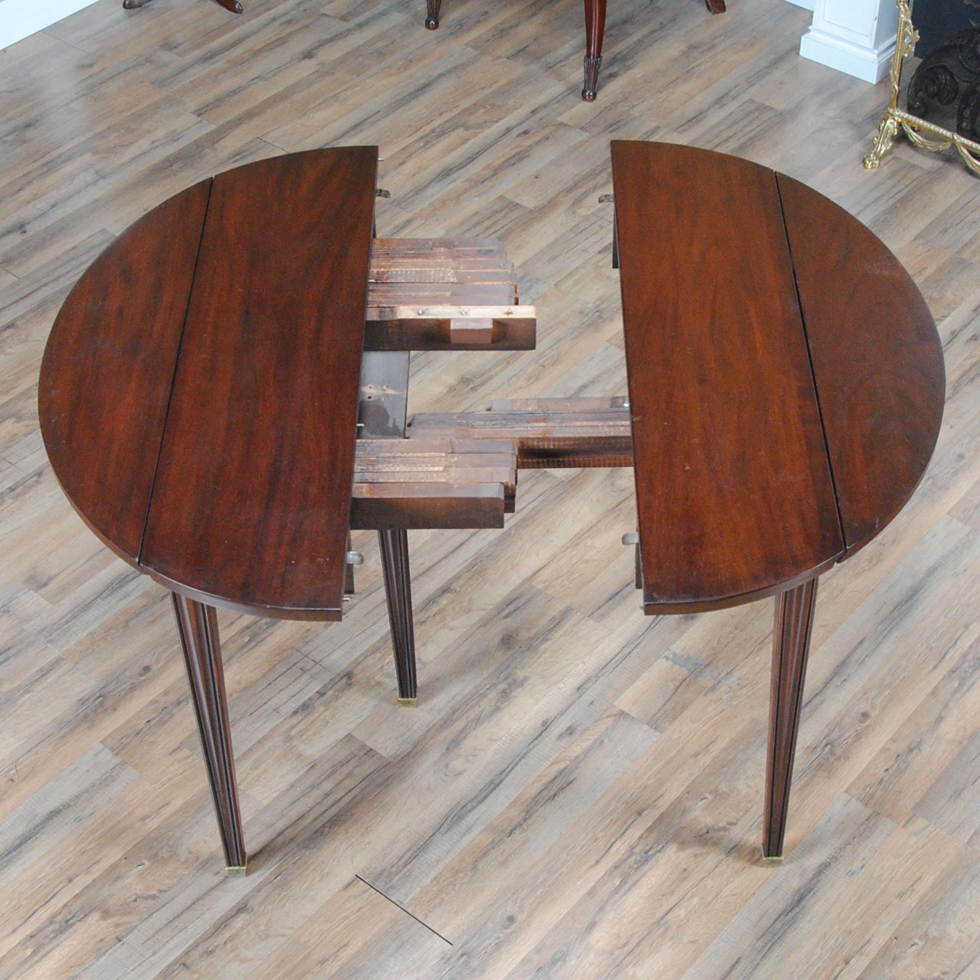 Vintage Henkel Harris Dropside Table with Leaf In Good Condition In Annville, PA