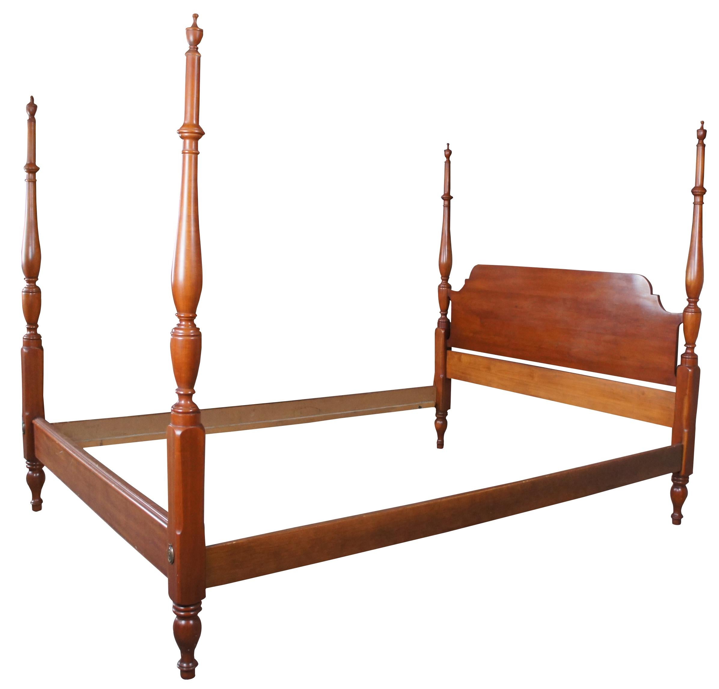 Vintage Henkel Harris Virginia Galleries four post bed made of cherry featuring traditional styling with trophy shaped finials.

Measures: 66