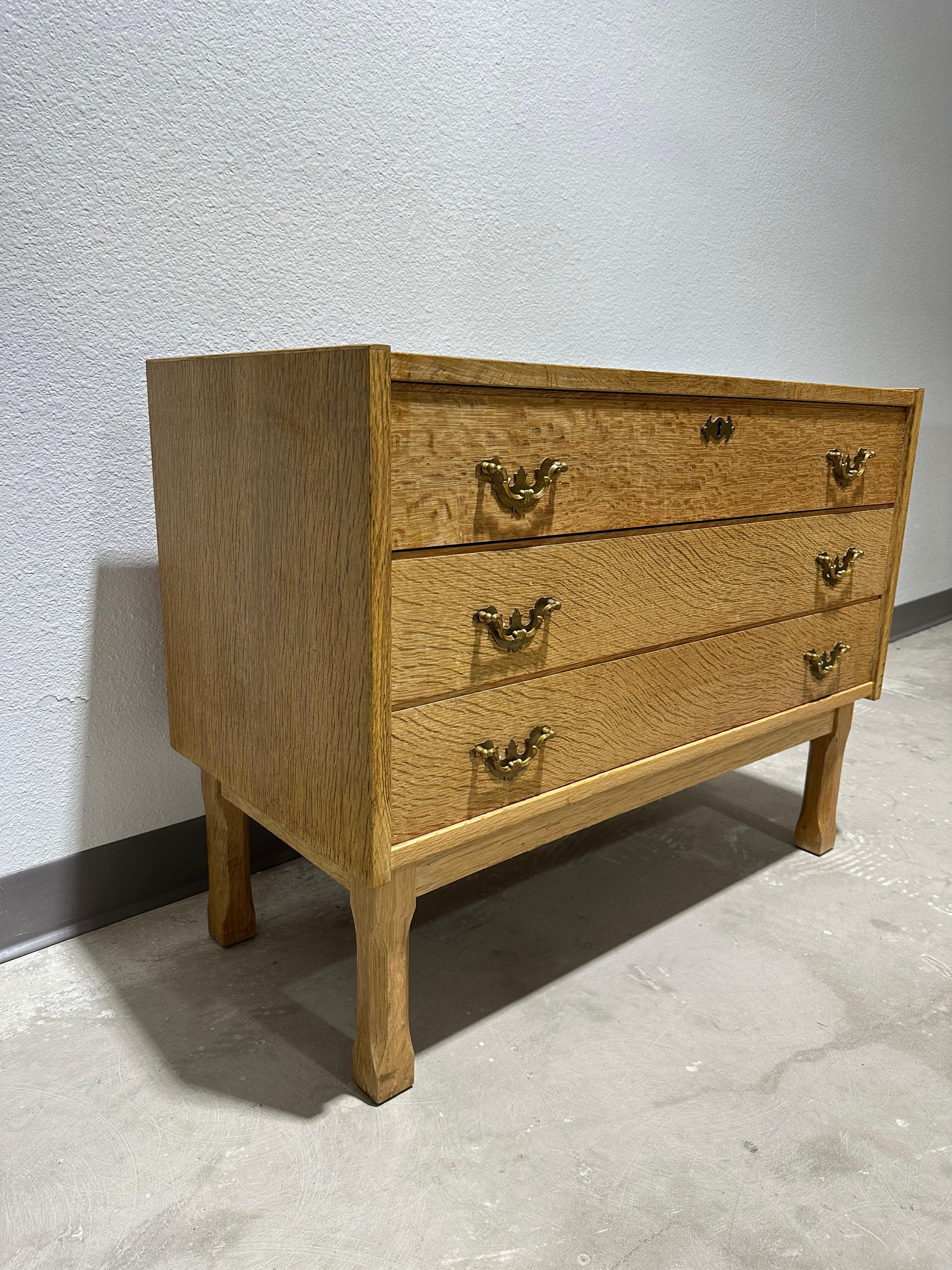 Brutalisme Henning Kjaernulf attribué Commode danoise brutaliste en Oak Oak en vente