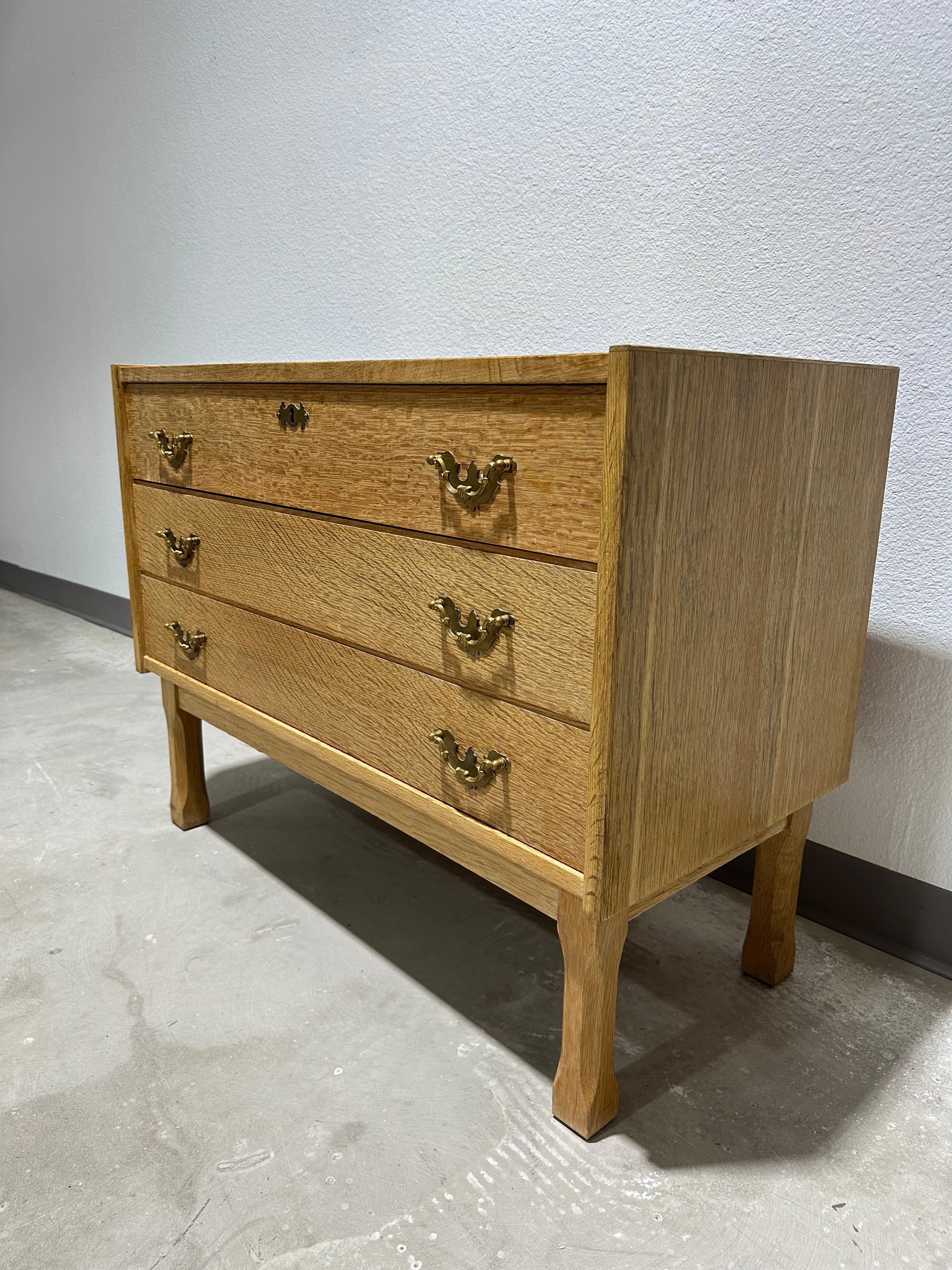 Danois Henning Kjaernulf attribué Commode danoise brutaliste en Oak Oak en vente