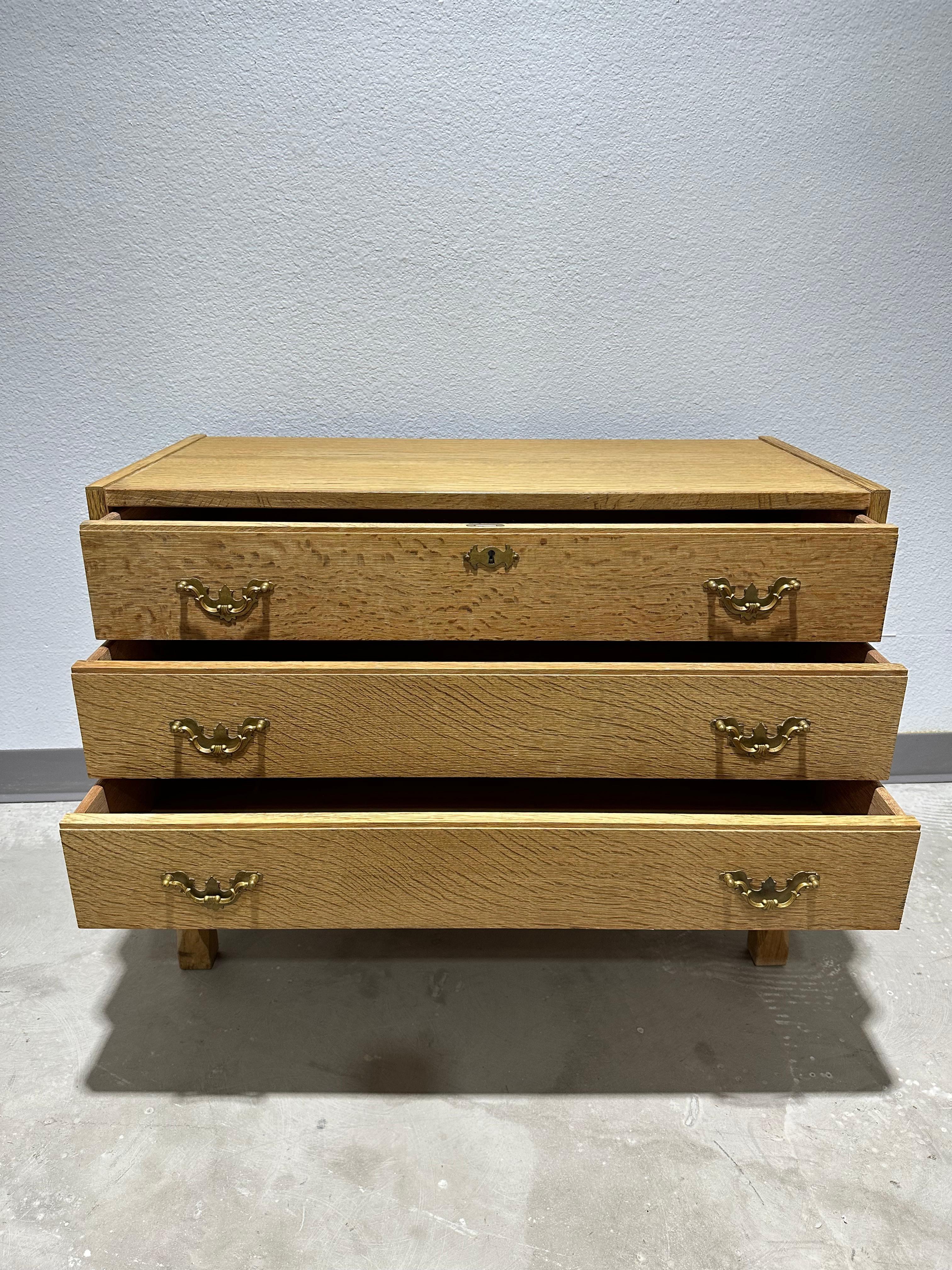 Sculpté Henning Kjaernulf attribué Commode danoise brutaliste en Oak Oak en vente