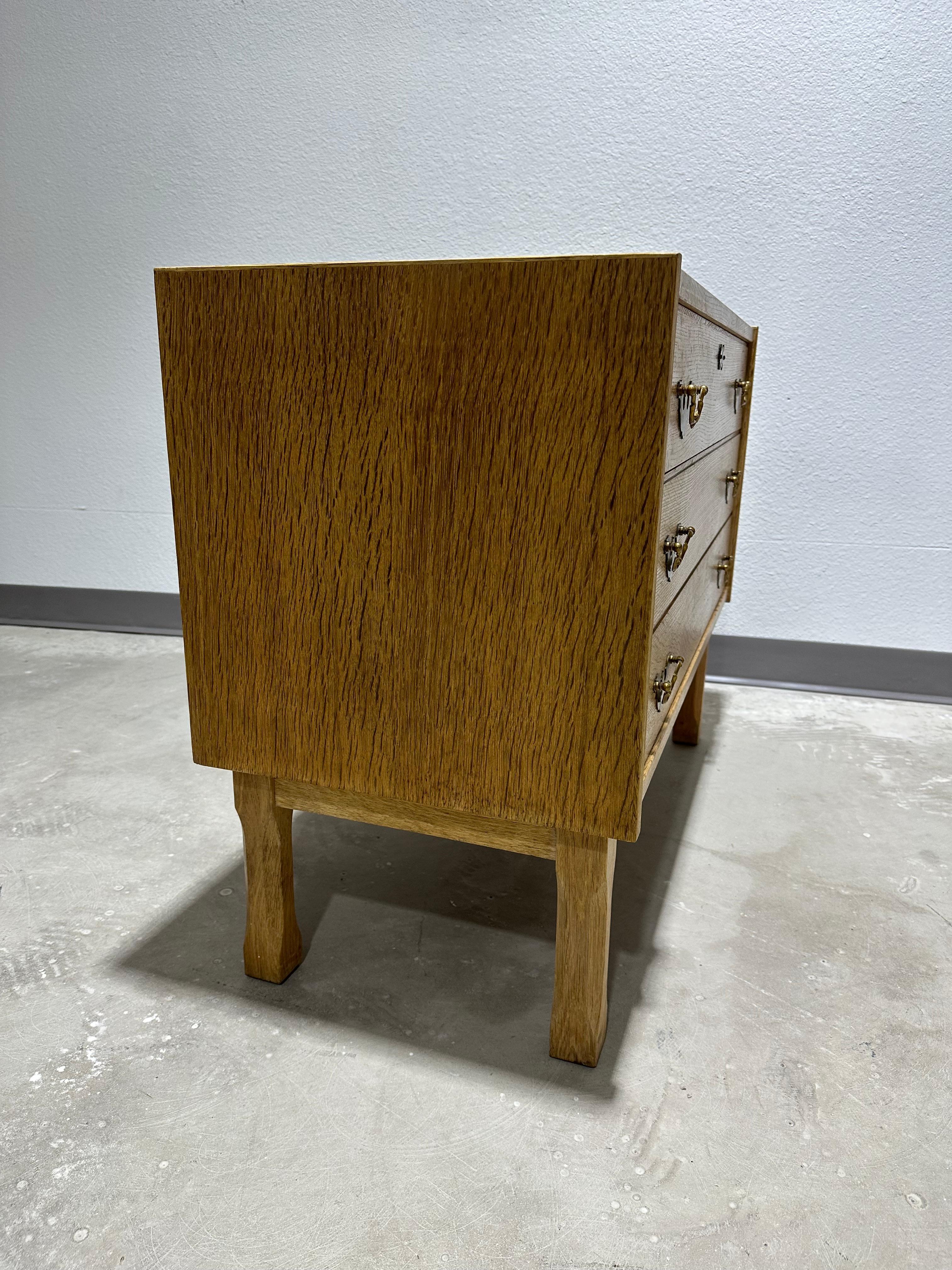 Henning Kjaernulf attribué Commode danoise brutaliste en Oak Oak Bon état - En vente à Lutz, FL