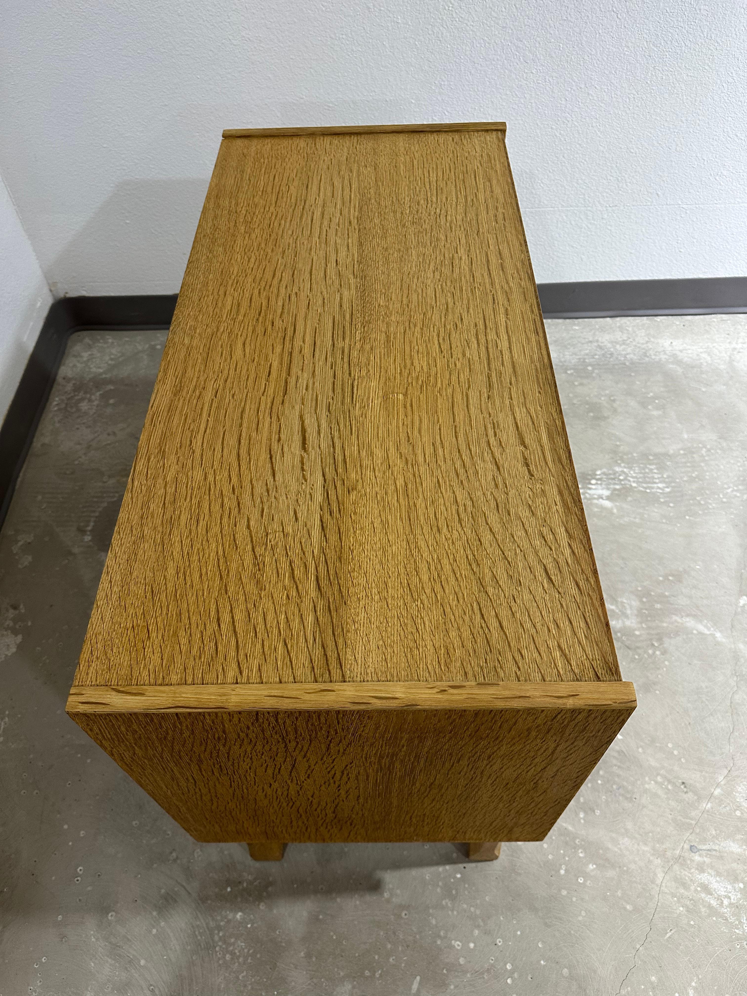 20ième siècle Henning Kjaernulf attribué Commode danoise brutaliste en Oak Oak en vente