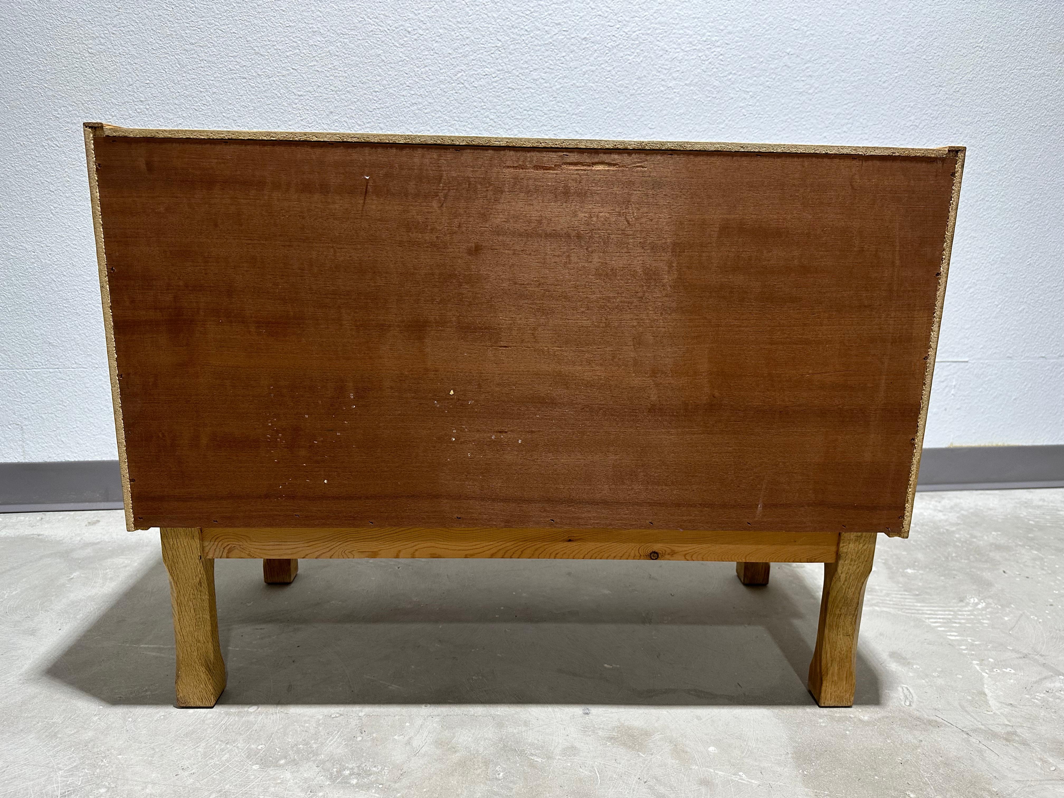 Laiton Henning Kjaernulf attribué Commode danoise brutaliste en Oak Oak en vente