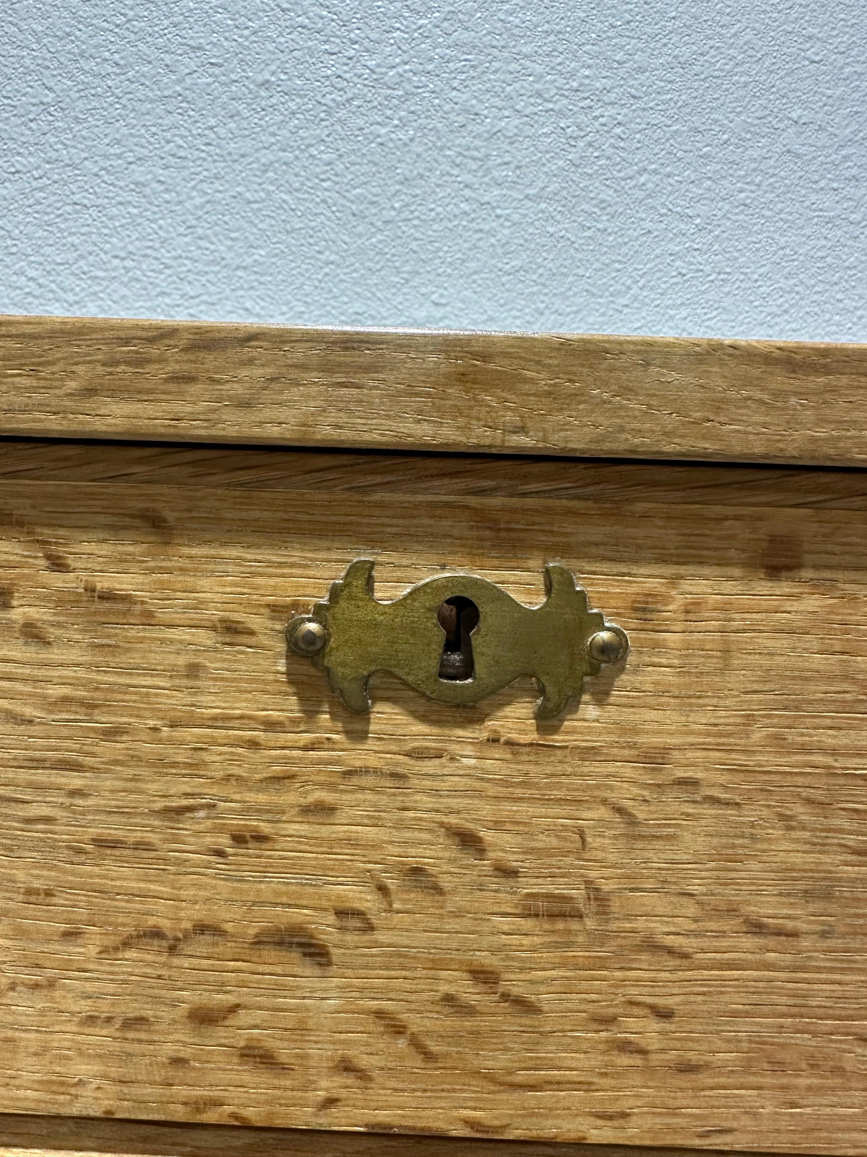 Henning Kjaernulf zugeschrieben. Dänisch Rustikale Brutalistische Eiche Kleine Jungen Kommode im Angebot 3