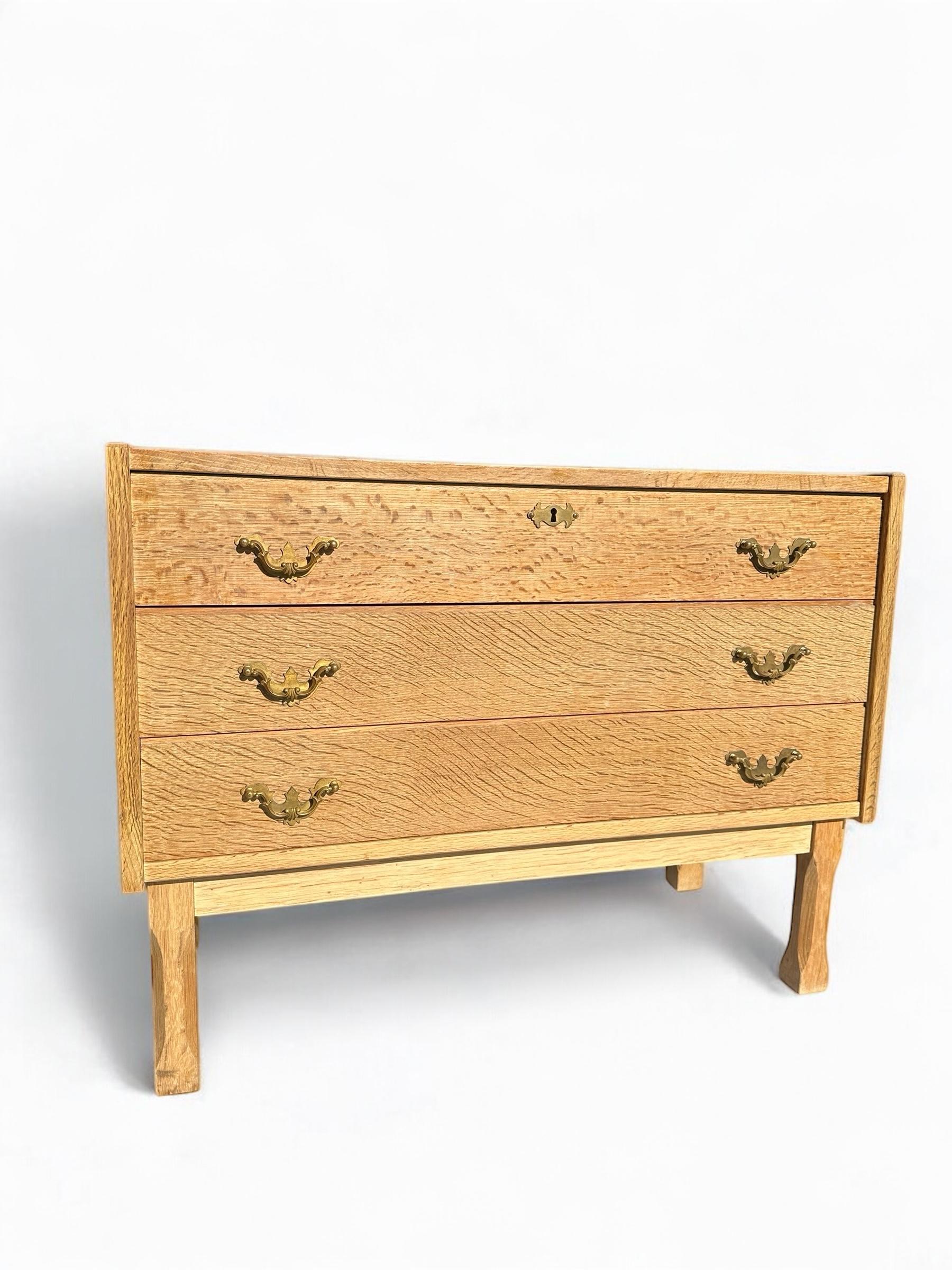 Vintage 1970's Danish Oak Brutalist Small boy dresser/chest of drawers in the style of Henning Kjærnulf. Rustikales Design aus heller Natureiche mit geschnitzten Beinen, 3 Schubladen und Messinggriffen. Guter Vintage-Zustand, minimale altersgemäße