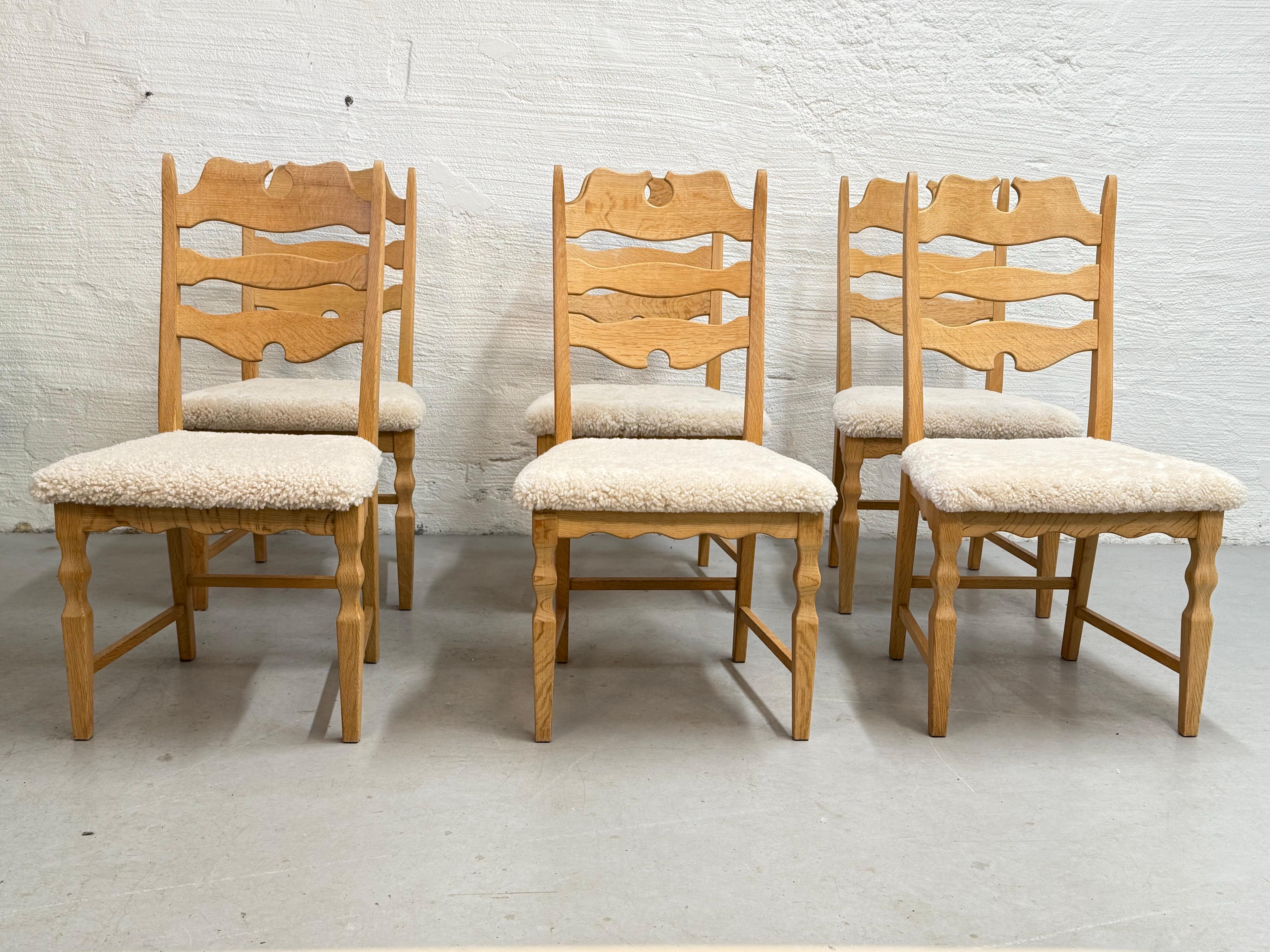 A wonderful sculptural classic set of 6 high back razorblade dining chairs in oak.
Designed by Henning Kjærnulf and produced by E.G Kvalitetsmøbel in Denmark in the early 1970s

These modern chairs have a really strong impression that pairs well