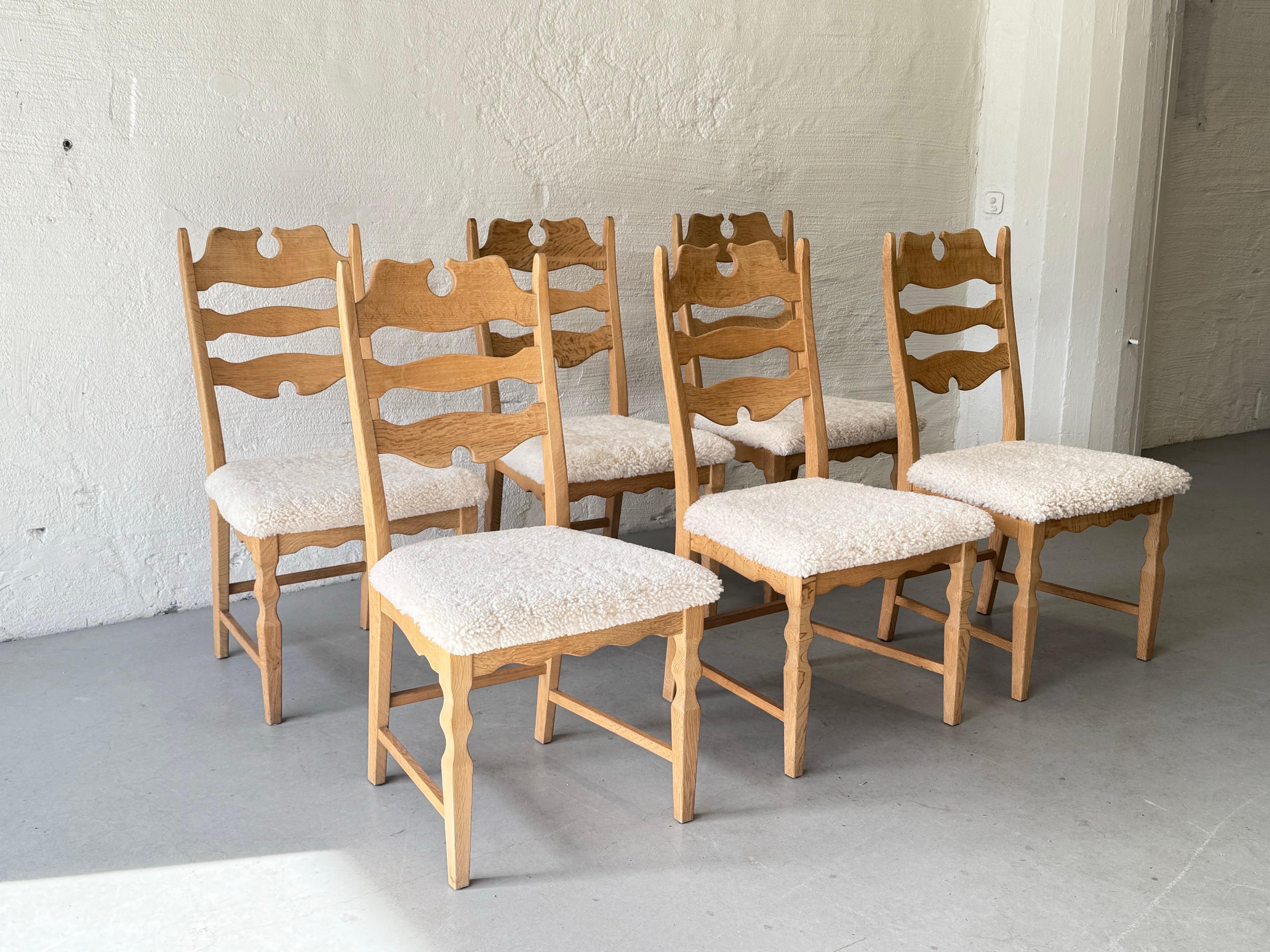 A wonderful sculptural classic set of 6 high back razorblade dining chairs in oak.
Designed by Henning Kjærnulf and produced by E.G Kvalitetsmøbel in Denmark in the early 1970s

These modern chairs have a really strong impression that pairs well