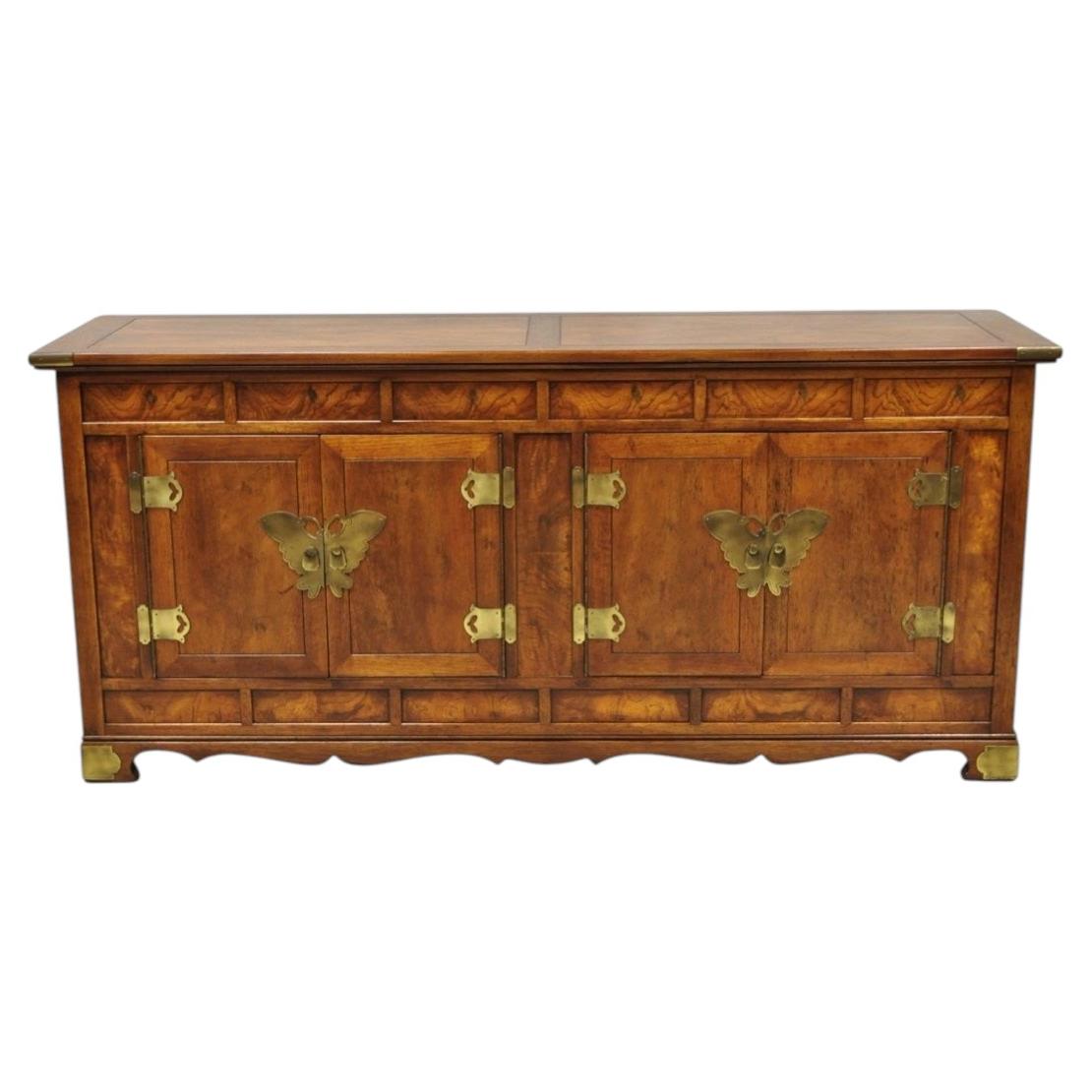 Buffet vintage Henredon de style chinoiserie, en laiton et bois de loupe, avec motif papillon en vente
