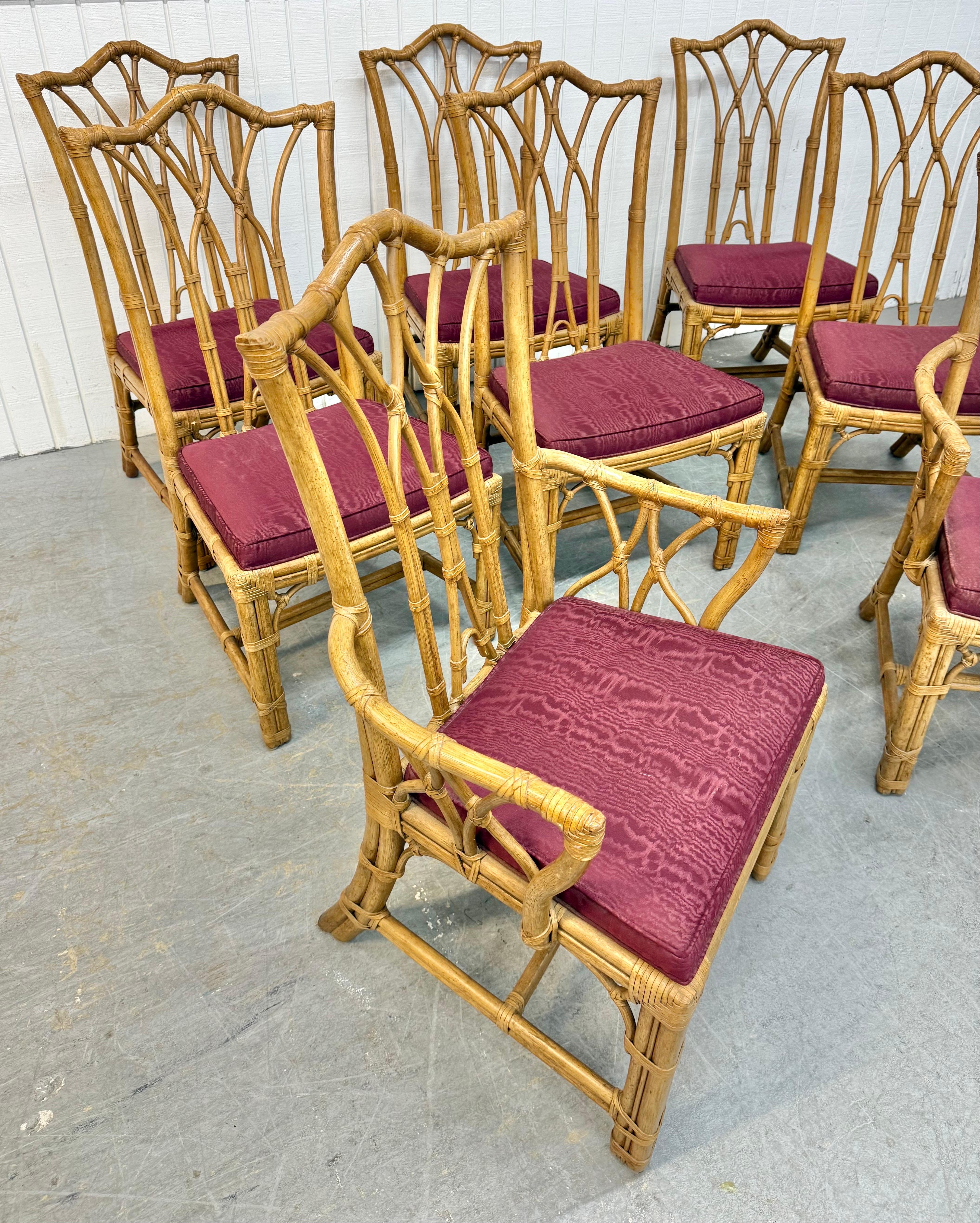 Diese Auflistung ist für eine Reihe von acht Vintage Henredon Faux Bamboo Dining Chairs. Mit einer hohen Bambuslehne, zwei Sesseln, sechs Beistellstühlen, original kastanienbrauner Polsterung und modernen Beinen mit Streckfuß. Dies ist eine