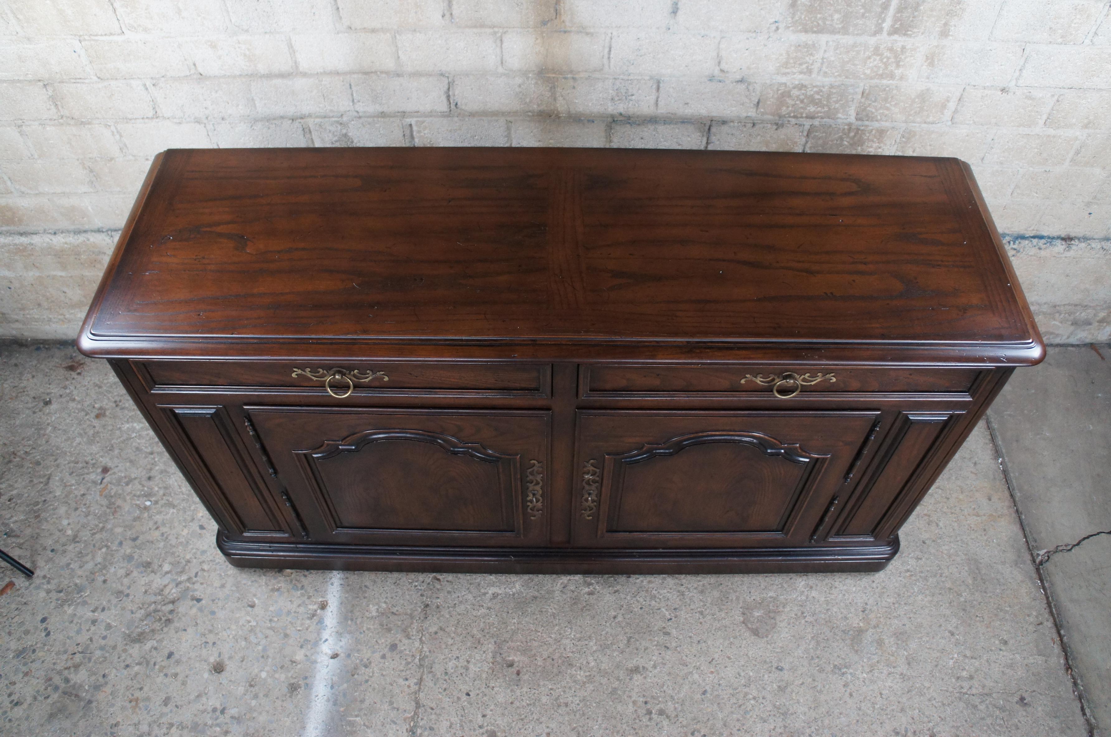 Vintage Henredon Four Centuries French Country Provincial Oak Buffet Sideboard  In Good Condition For Sale In Dayton, OH