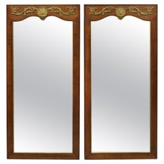 Paire de miroirs muraux vintage Henredon de style Louis XV en noyer et bronze doré