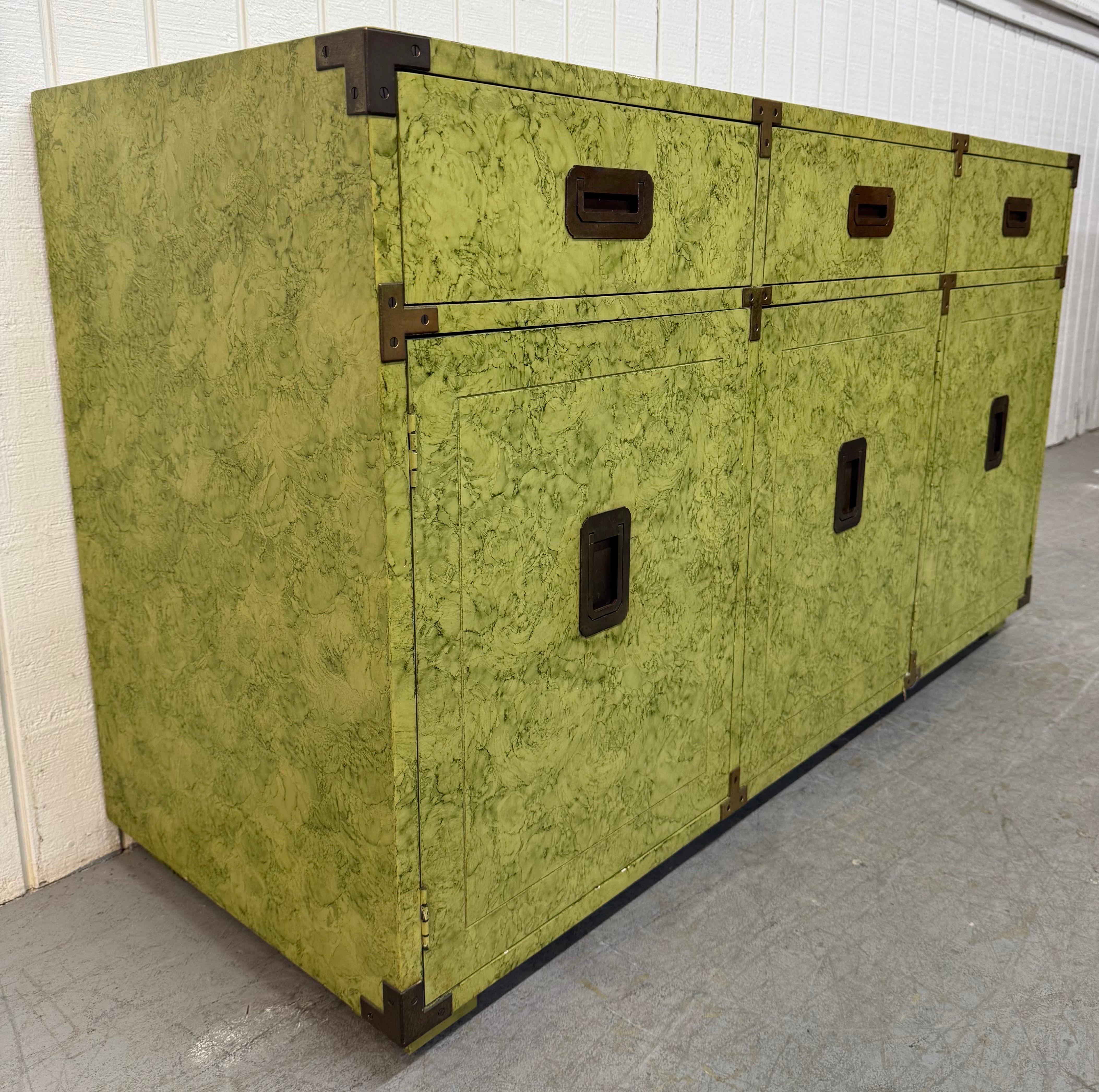 Questa inserzione si riferisce a una credenza Campaigner in stile Greene & Greene Vintage di Henredon. Presenta tre cassetti nella parte superiore, tre ante nella parte inferiore che si aprono per creare uno spazio di archiviazione, ferramenta in