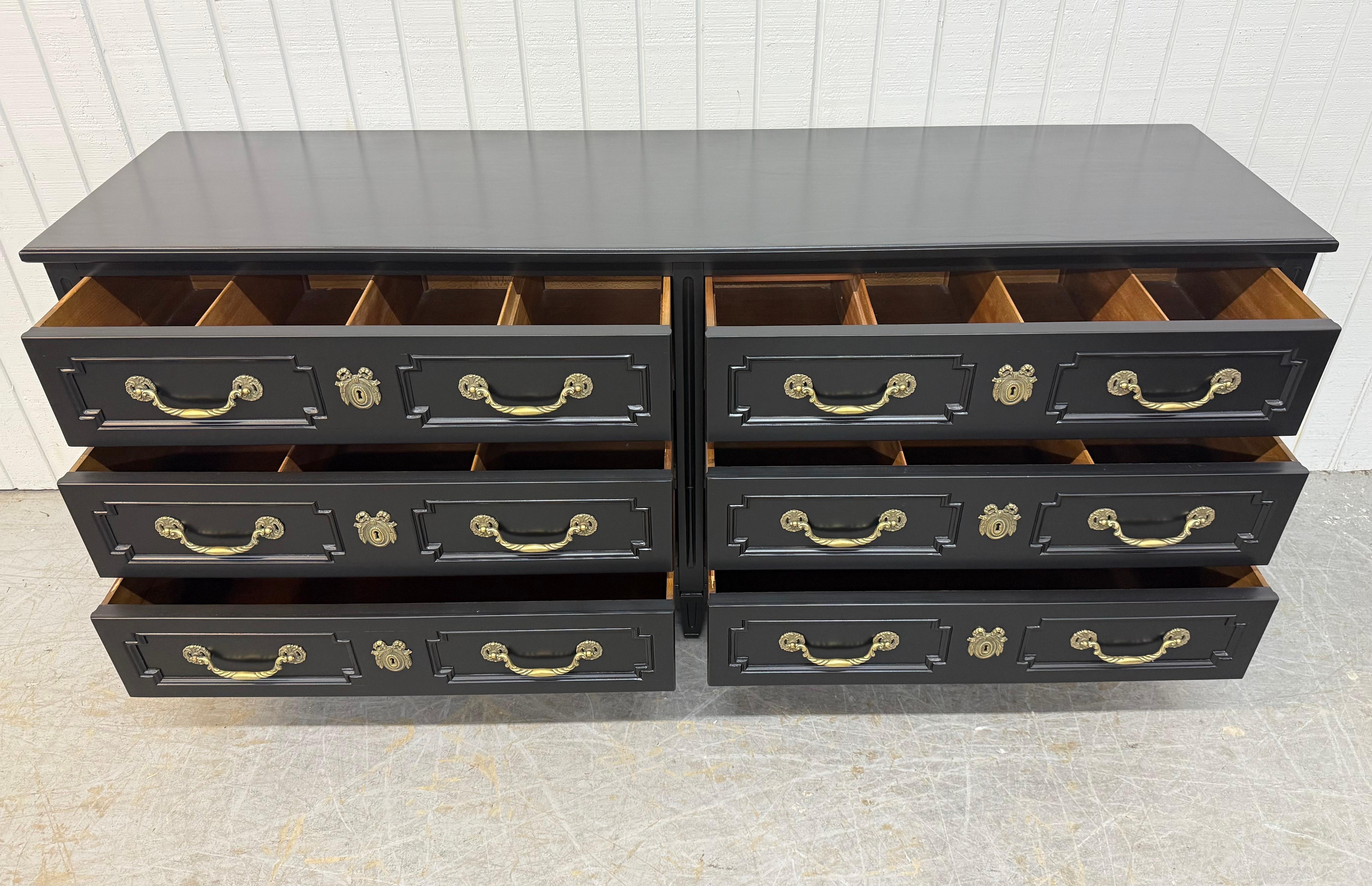 Vintage Henredon Stile Italiano Dipinto di Nero Comò Doppio In condizioni buone in vendita a Clarksboro, NJ