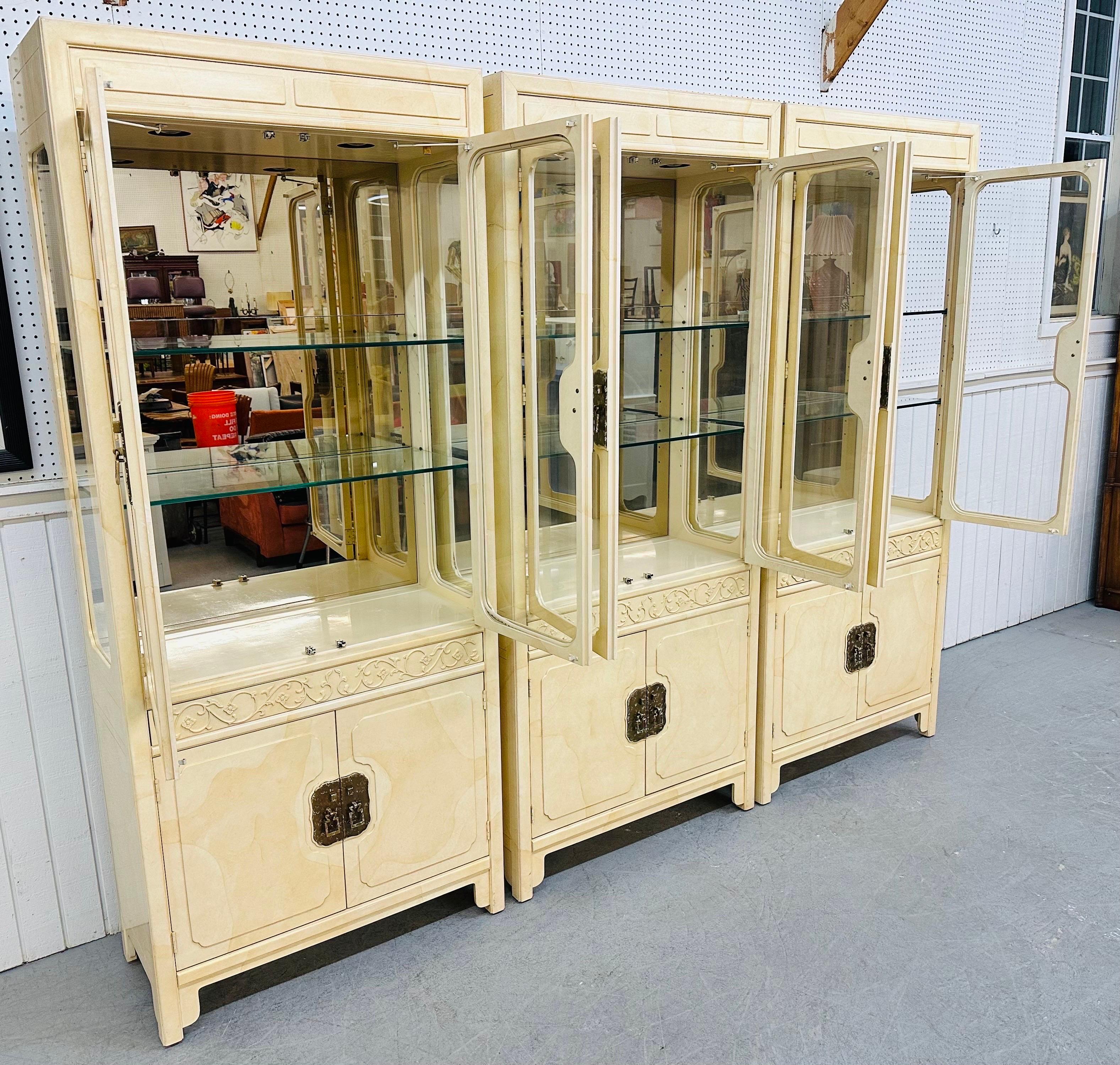 Vintage Henredon Ivory Lacquered Display Cabinets, Set of 3 In Good Condition In Clarksboro, NJ