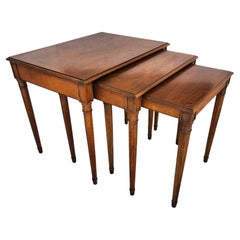 Tavoli di nidificazione e tavoli impilabili in Wood