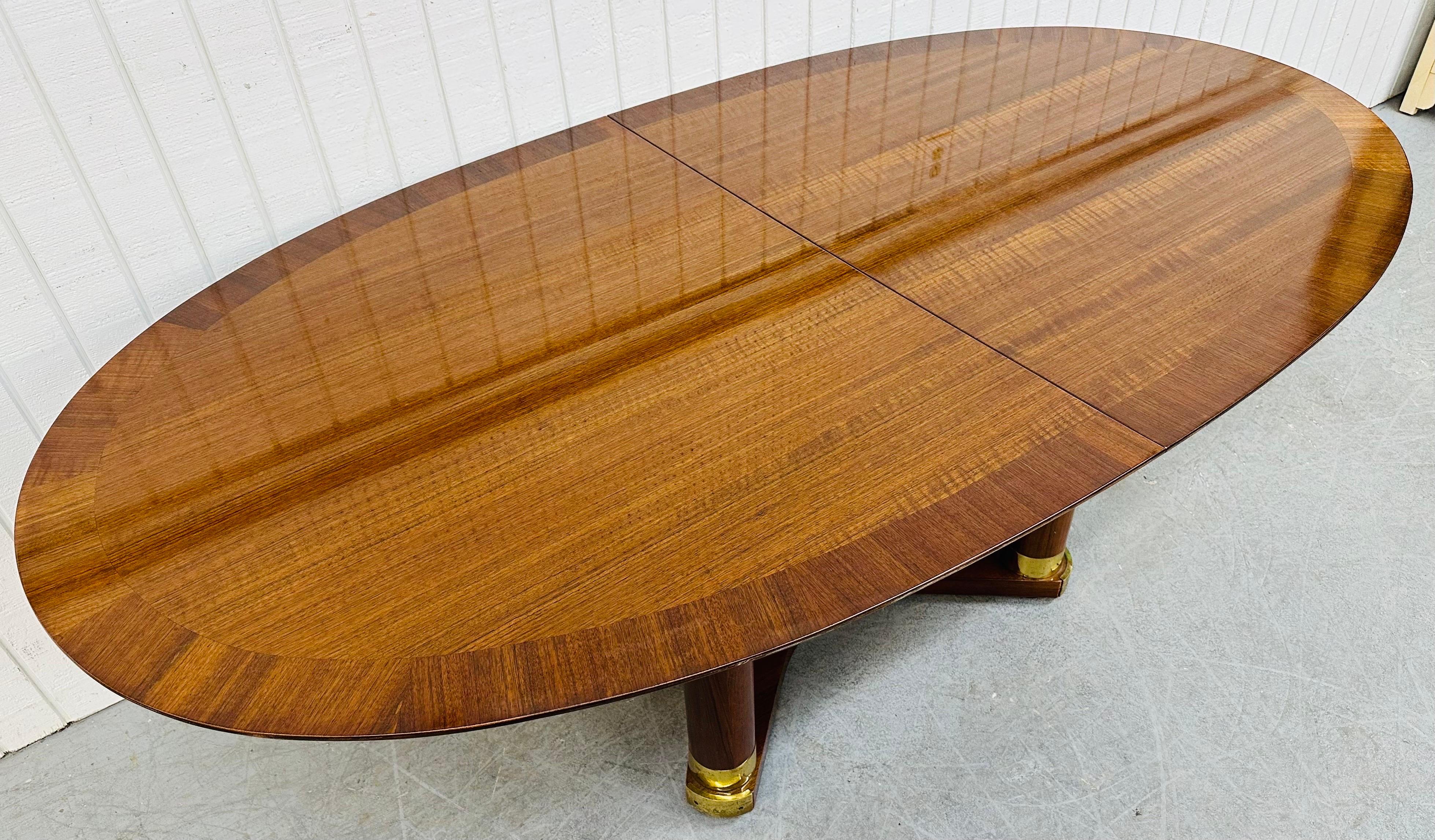 This listing is for a vintage Henredon Oval Banded Mahogany Dining Table. Featuring an oval top, pedestal base with gold caps, one leaf to expand the table to 100” L, and a beautiful mahogany finish. This is an exceptional combination of quality and