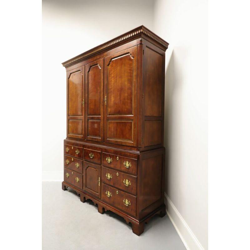 Américain HENREDON - Grande armoire de style Chippendale en cerisier de Salem avec pieds en console en forme de chignon en vente