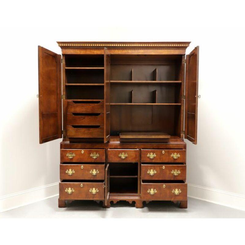 20ième siècle HENREDON - Grande armoire de style Chippendale en cerisier de Salem avec pieds en console en forme de chignon en vente