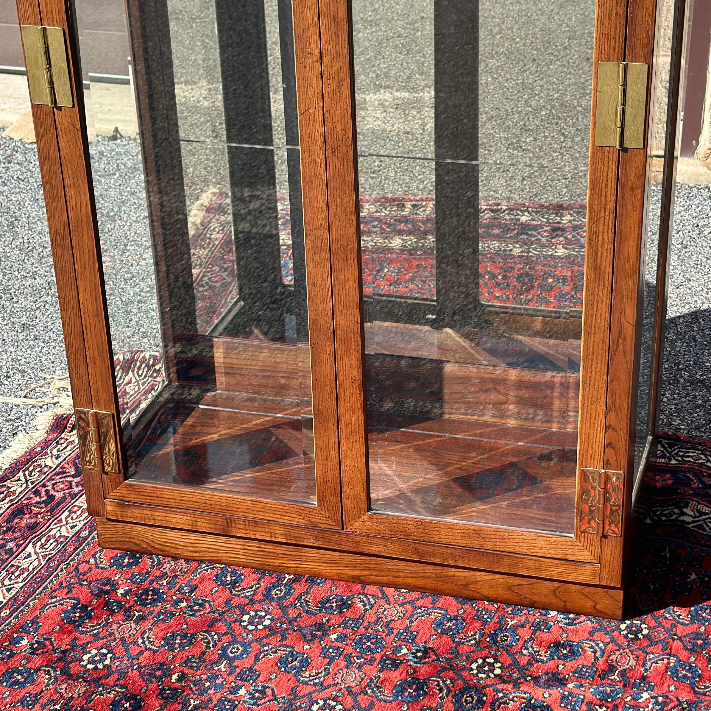 Vintage Henredon Scene One Campaign Style Lighted Curio Display Cabinet Bookcase In Good Condition In West Chester, PA