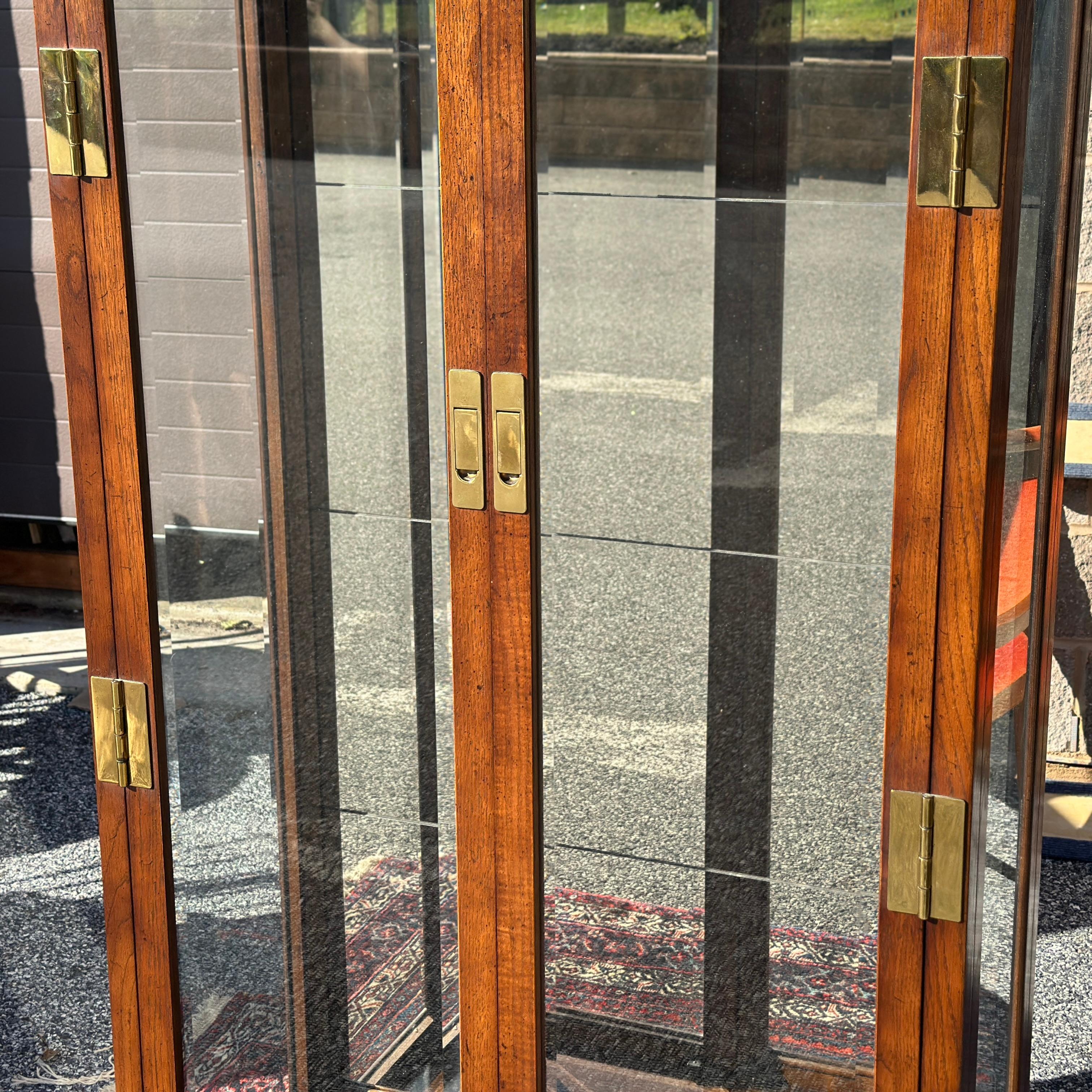 Vintage Henredon Scene One Campaign Style Lighted Curio Display Cabinet Bookcase In Good Condition In West Chester, PA
