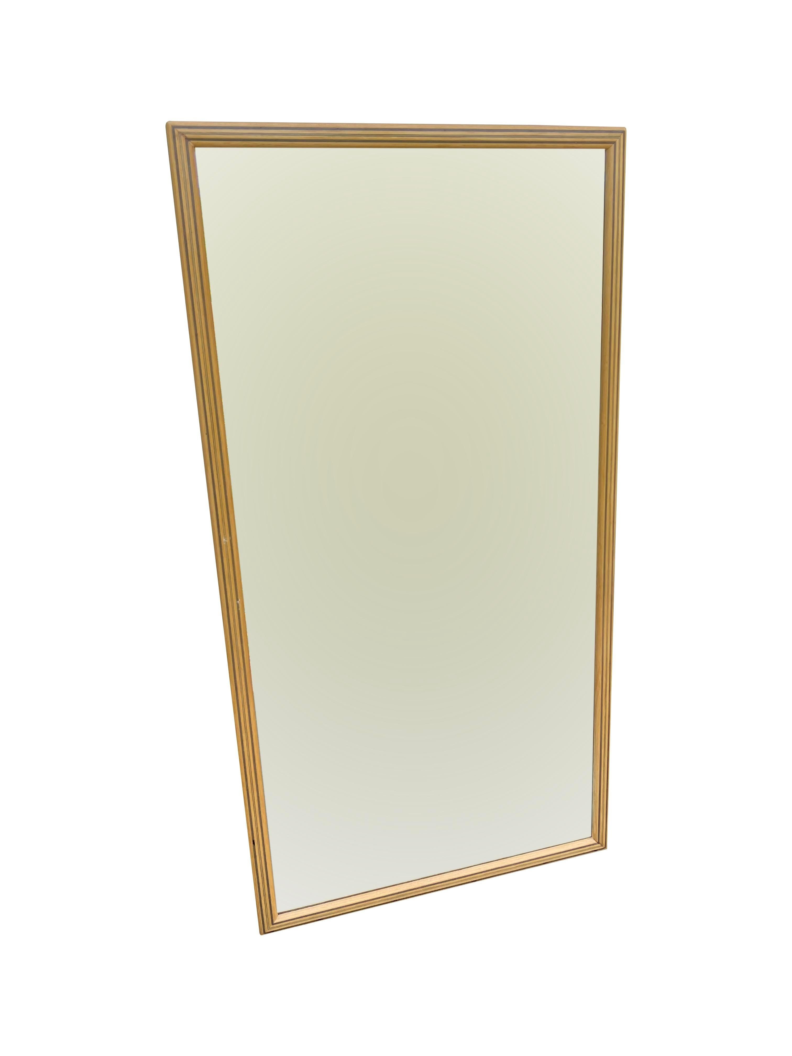 Ce superbe miroir vintage suspendu au mur est une pièce captivante qui met en valeur l'élégance intemporelle du design Henredon. Le miroir présente un magnifique grain de bois et peut être suspendu horizontalement ou verticalement pour s'adapter à