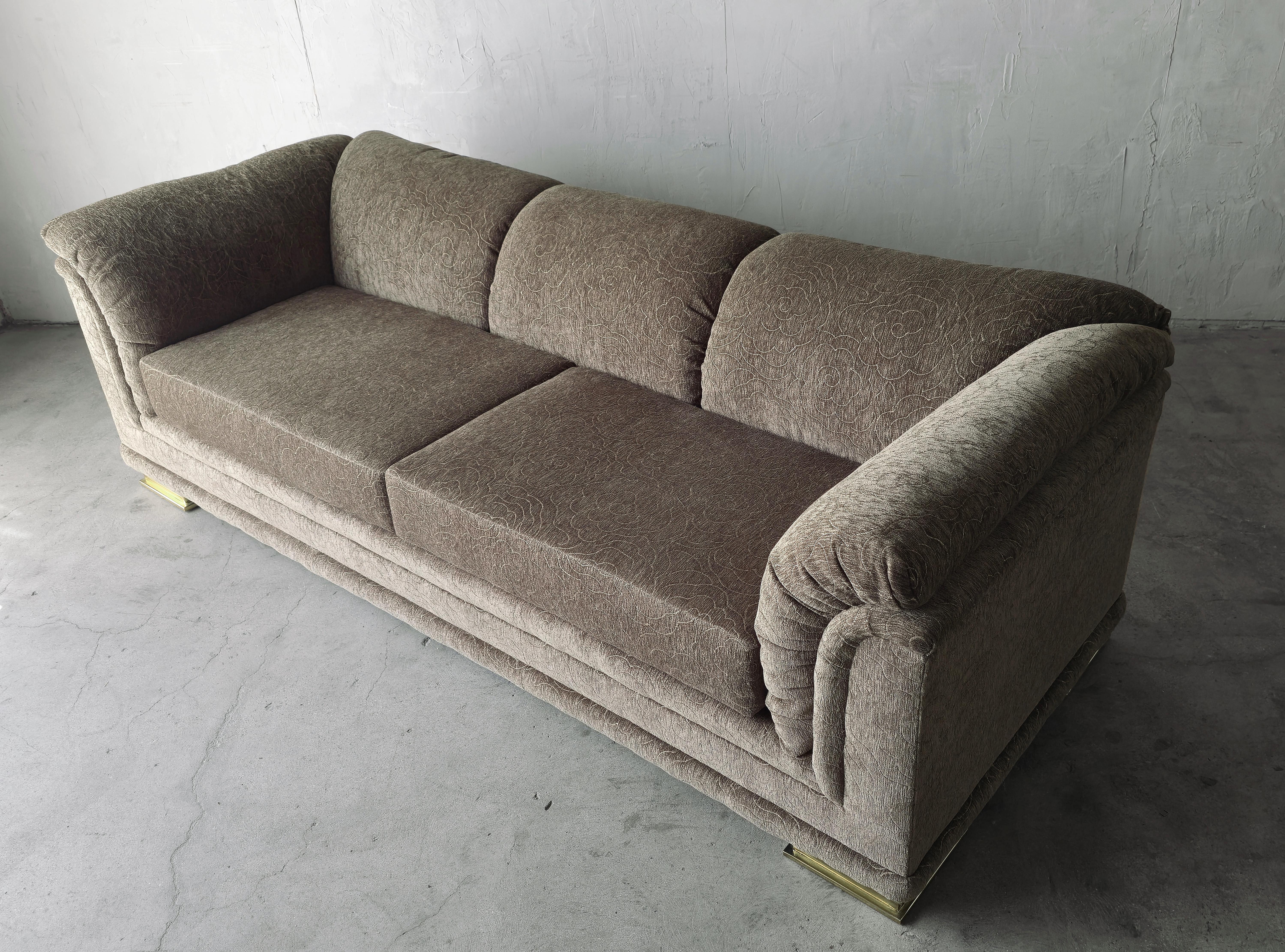 Sofá vintage Henredon con pies de latón Regencia de Hollywood en venta