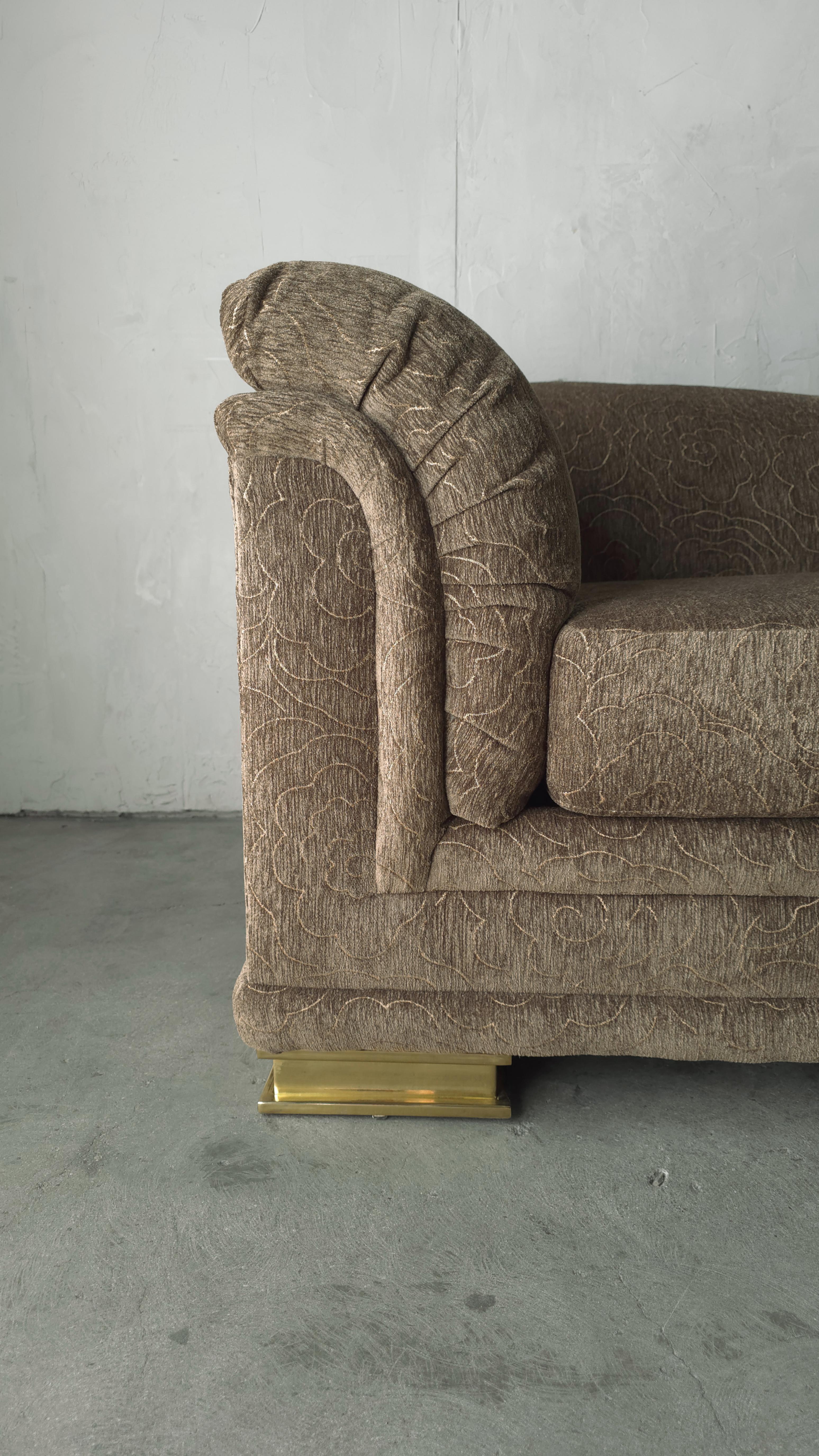 Sofá vintage Henredon con pies de latón Latón en venta