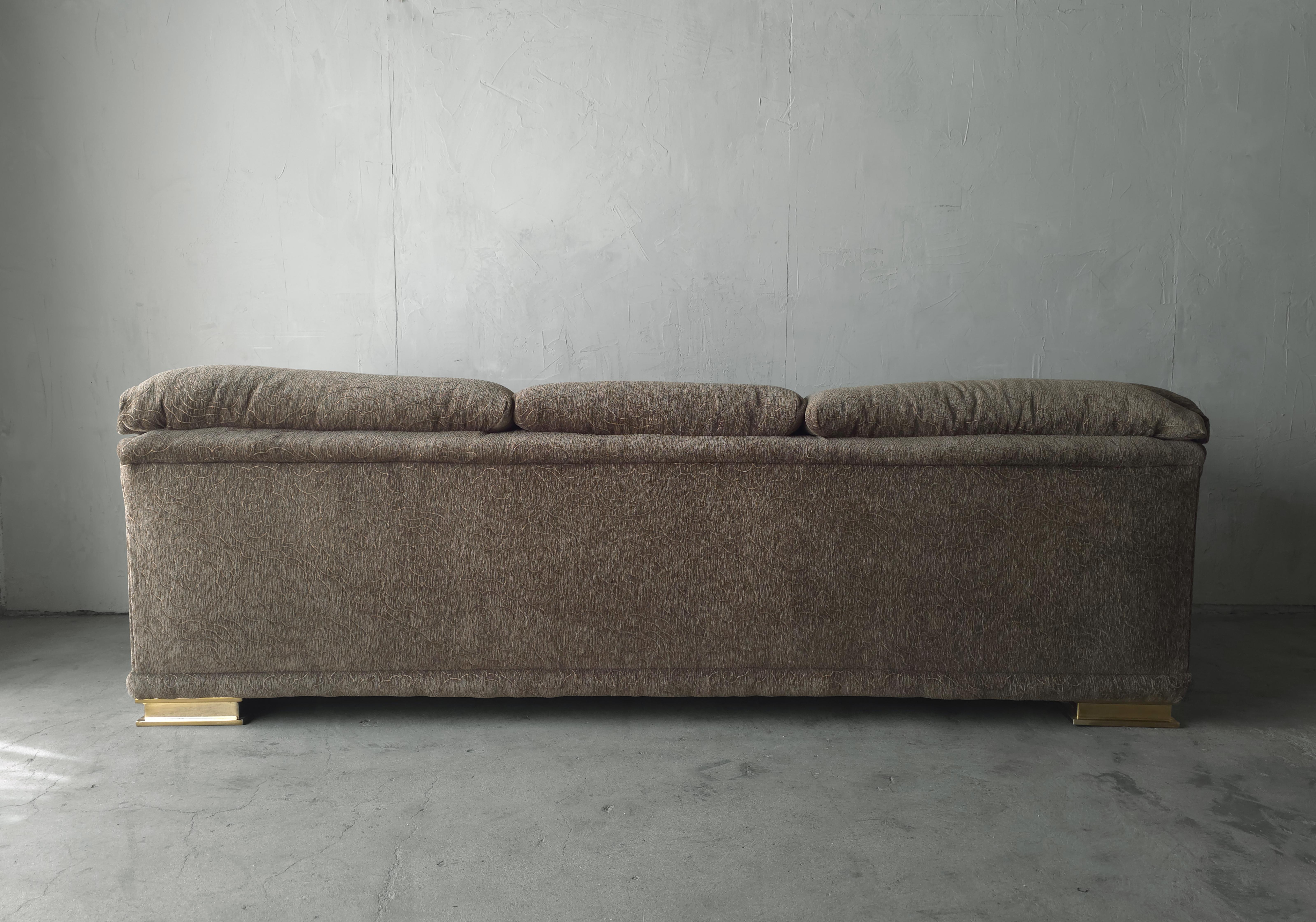 Sofá vintage Henredon con pies de latón en venta 2
