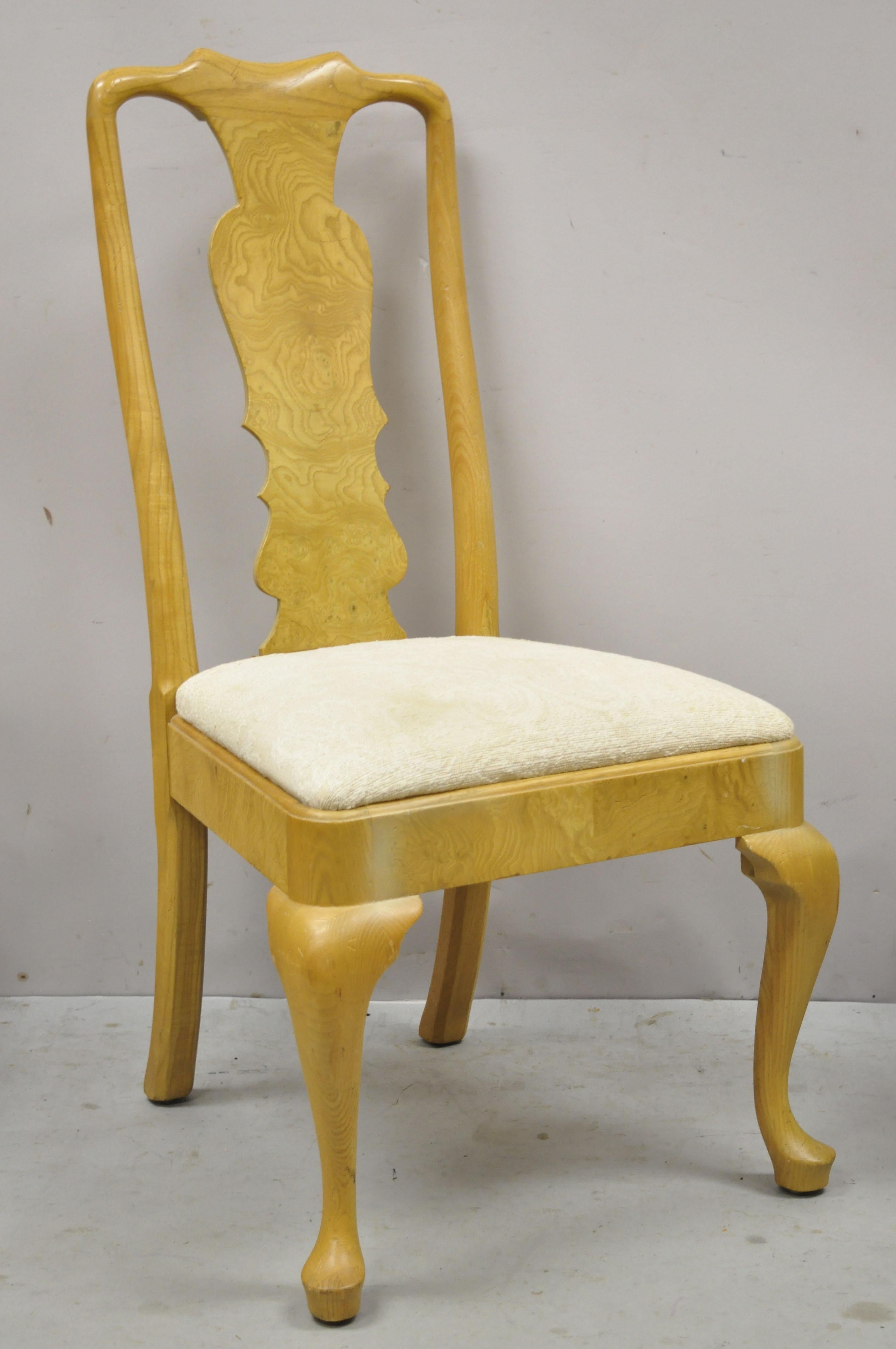 Chaises de salle à manger Queen Anne vintage Henredon en bois de ronce - ensemble de 4. L'article présente des pieds Queen Anne bien galbés, un dossier en bois de ronce, un beau grain de bois, des étiquettes originales, un très bel ensemble vintage,