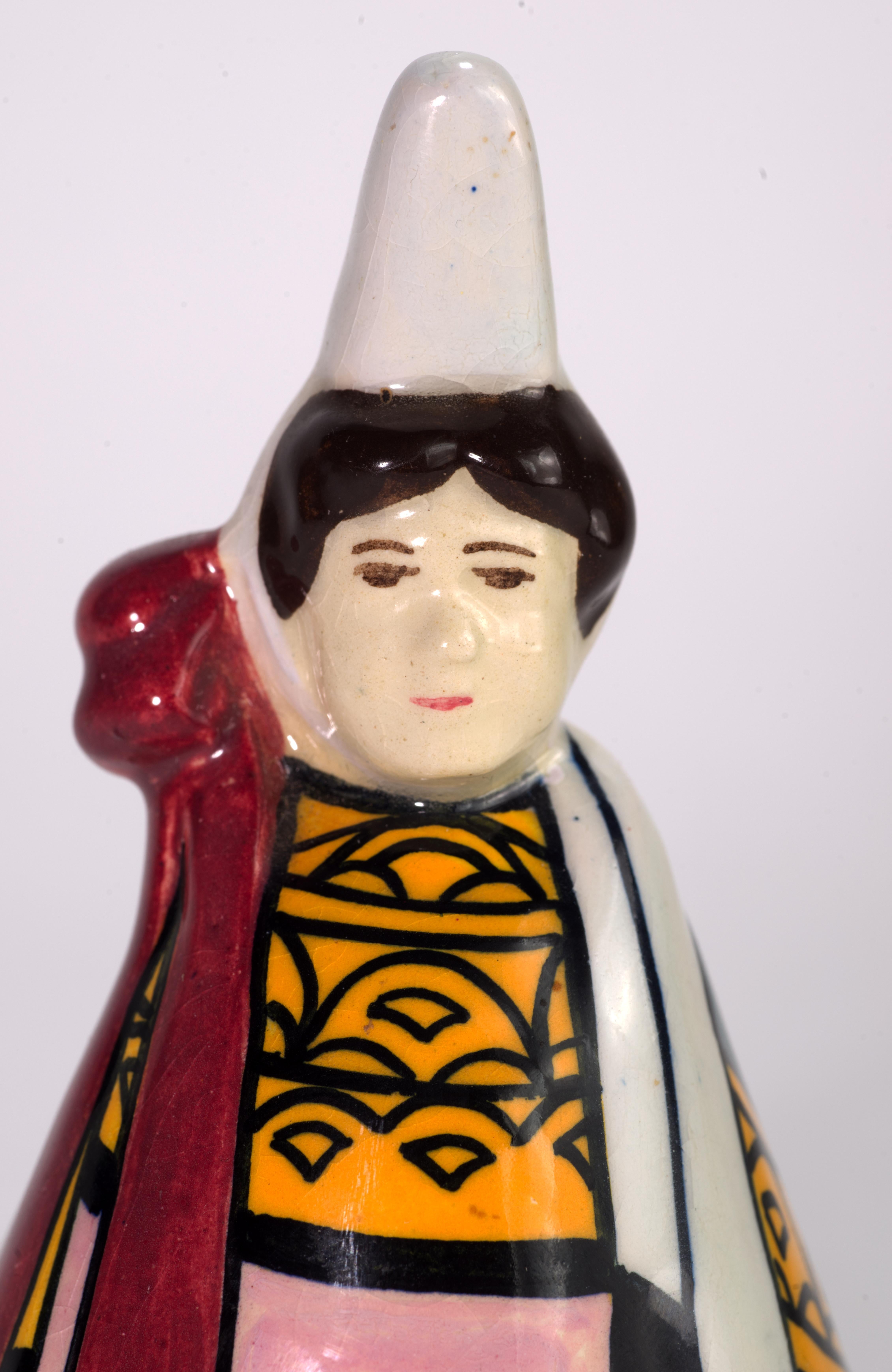 Faïence Henriot Quimper France Figurine de jeune fille en faïence en vente