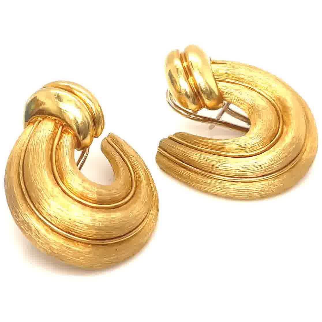 Vintage Henry Dunay 18 Karat Gold Earrings In Excellent Condition In Beverly Hills, CA