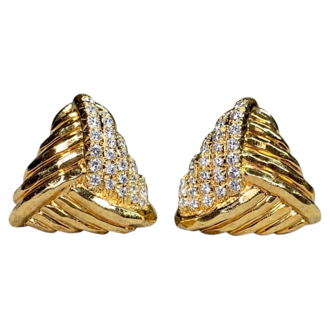 Pre-owned Henry Dunay Vintage  18k Yellow Gold Diamond Textured Triangle Huggie Earrings