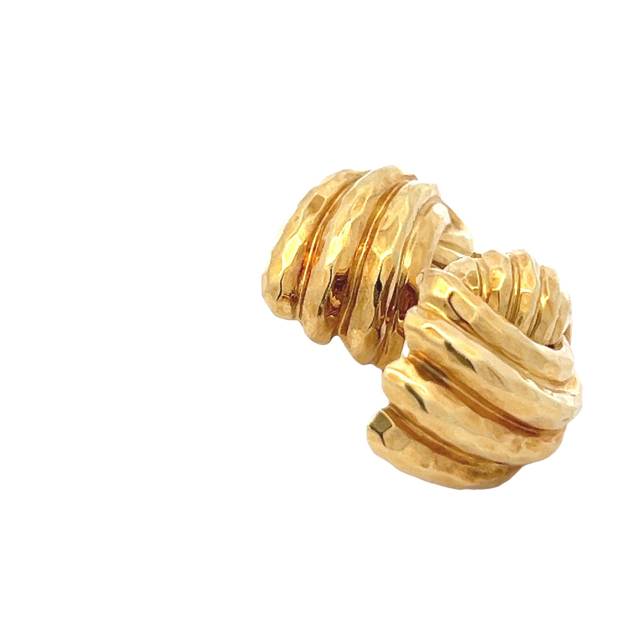 Pendientes esculturales vintage Henry Dunay de oro amarillo de 18 quilates - Acabado martillado en venta 5