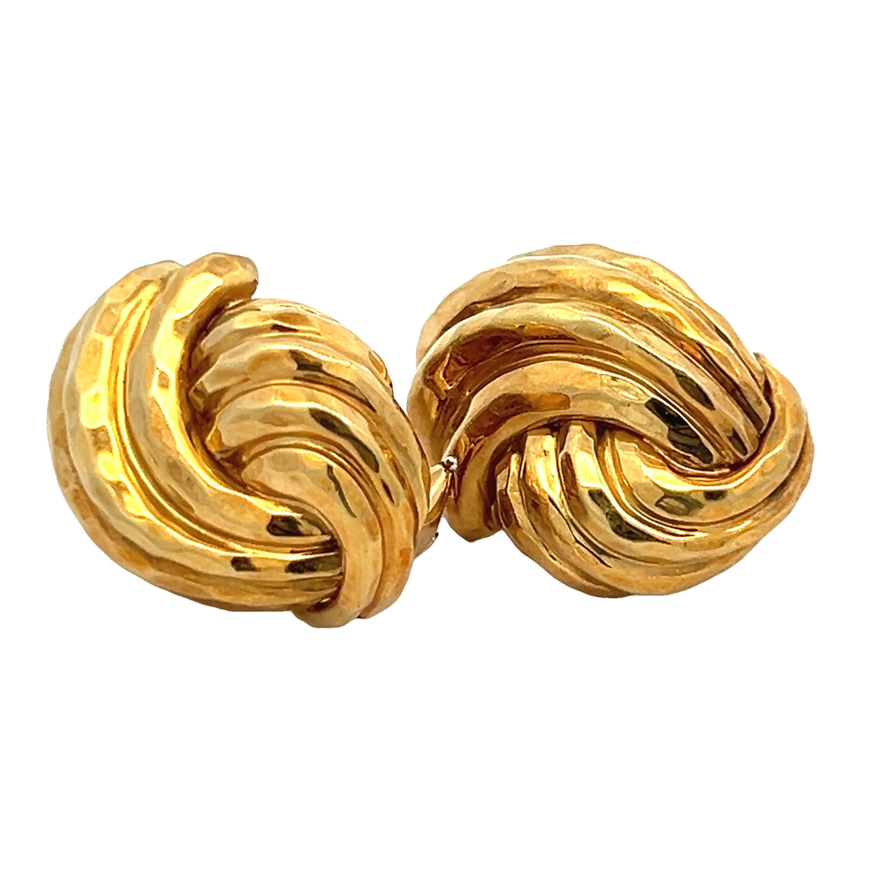 Este exquisito par de pendientes vintage del maestro orfebre estadounidense Henry Dunay es un audaz testimonio de elegancia atemporal y sofisticación escultural. Hechos a mano en oro amarillo macizo de 18 quilates, estos pendientes presentan el