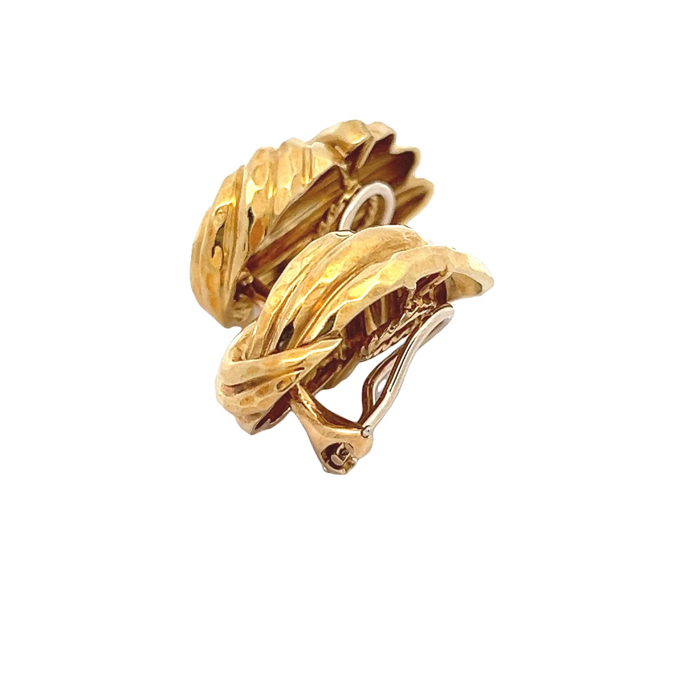 Pendientes esculturales vintage Henry Dunay de oro amarillo de 18 quilates - Acabado martillado en venta 3