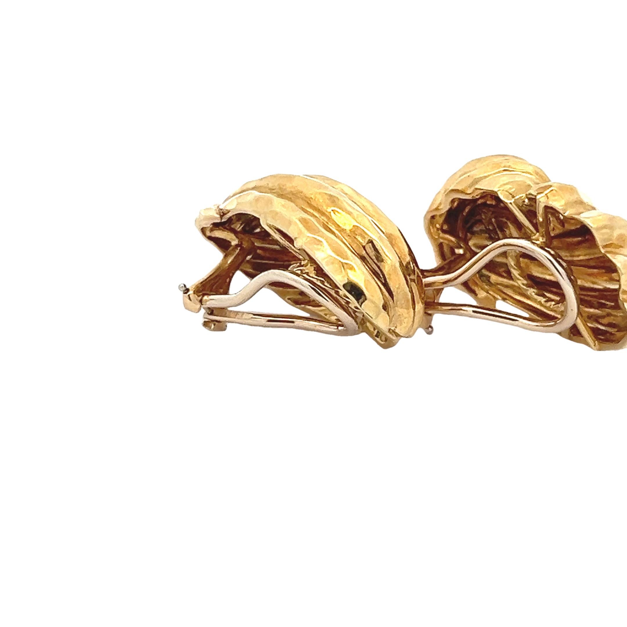 Pendientes esculturales vintage Henry Dunay de oro amarillo de 18 quilates - Acabado martillado en venta 4