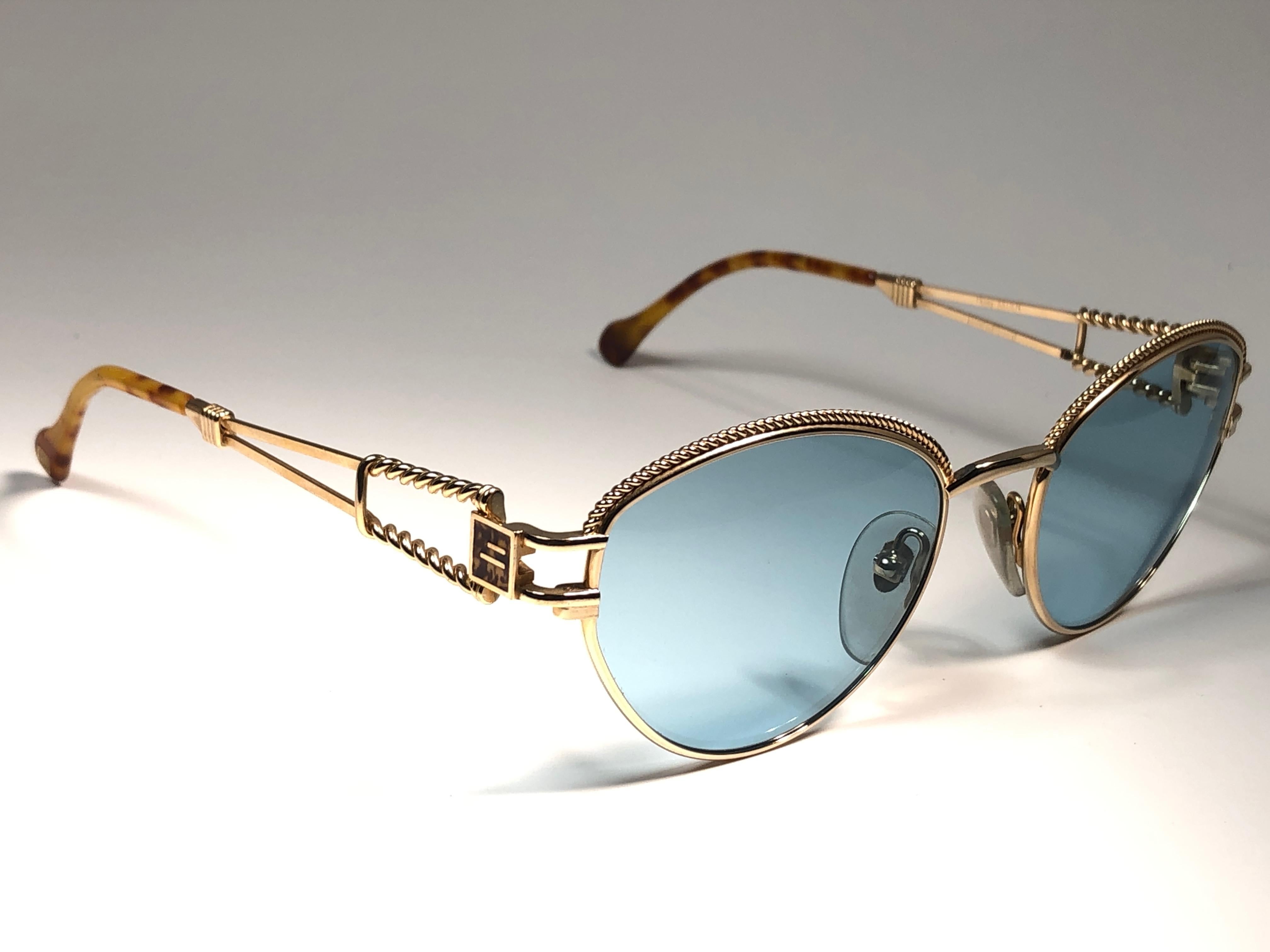 Montura de gafas de sol vintage HENRY JULLIEN con cristales azules.


Este par presenta pequeños signos de desgaste debido al almacenamiento.

Fabricado en Italia.