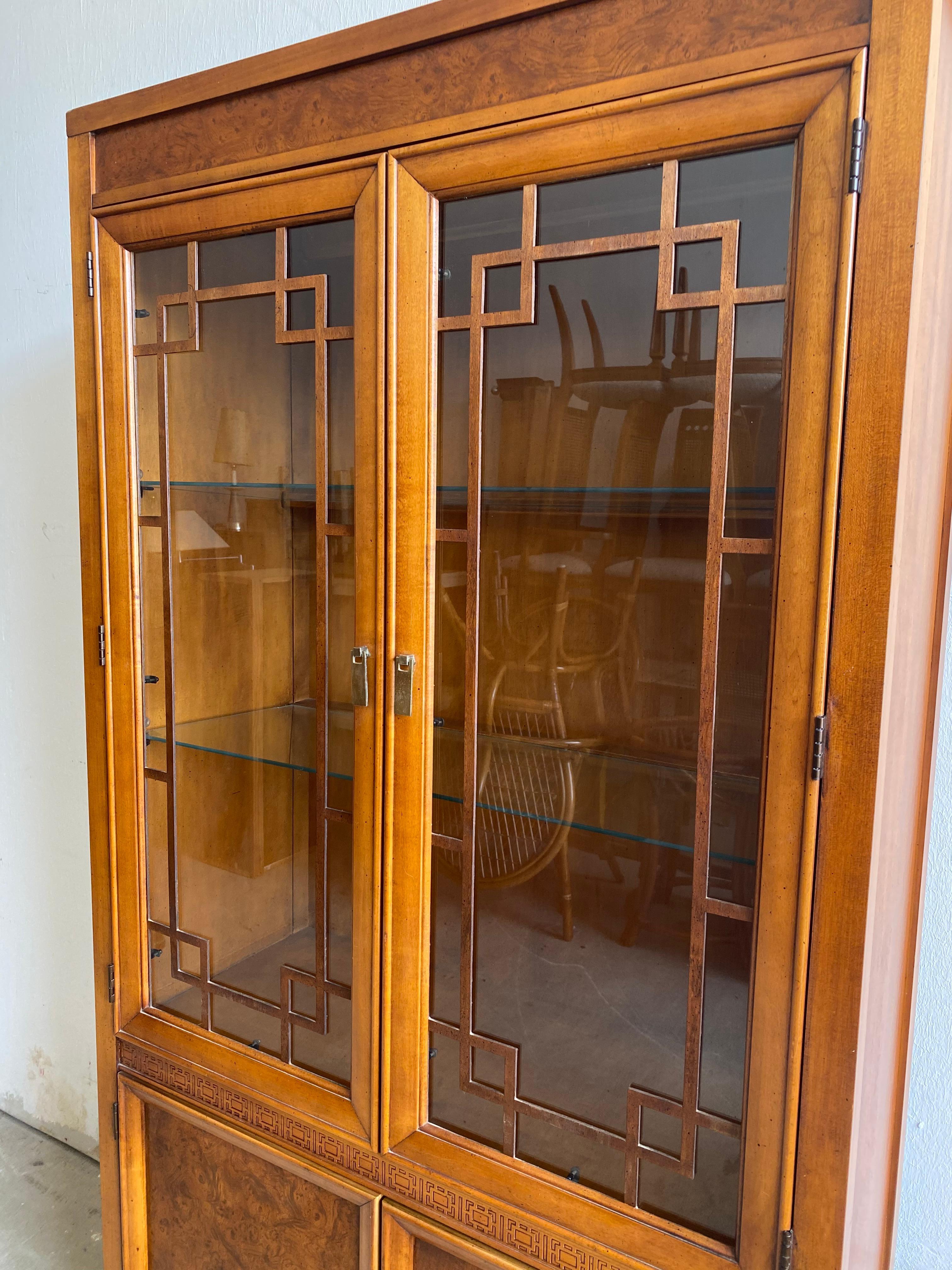 Vintage Henry Link Mandarin Collection Illuminated China Closet Hutch In Fair Condition In Medina, OH