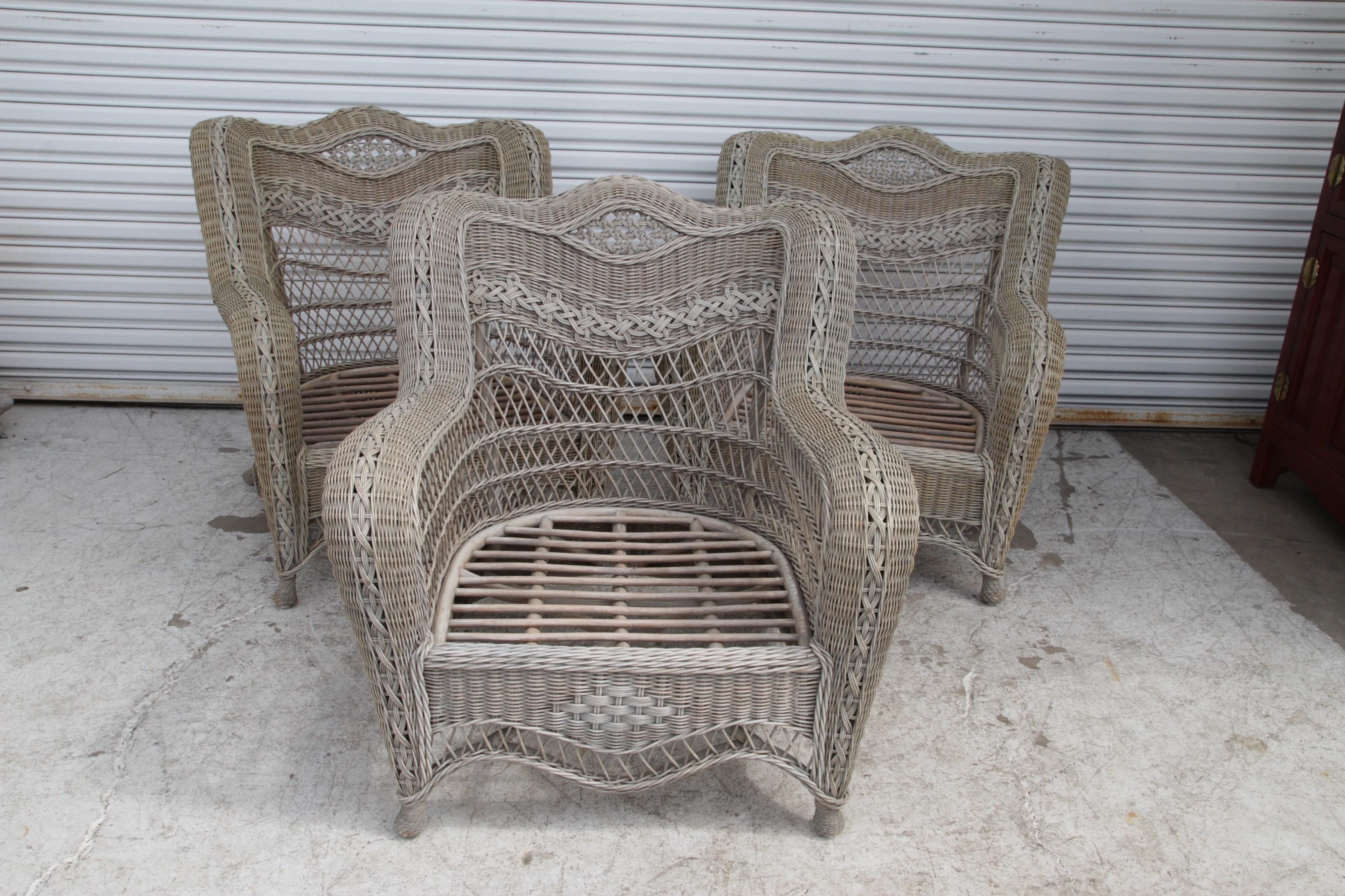 Conjunto de tres sillas de mimbre de estilo Bar Harbor. Estas sillas presentan un intrincado tejido de mimbre. Las sillas no están firmadas, pero presentan los elementos de diseño clásicos asociados a Heywood-Wakefield y Henry Link, conocidos por su