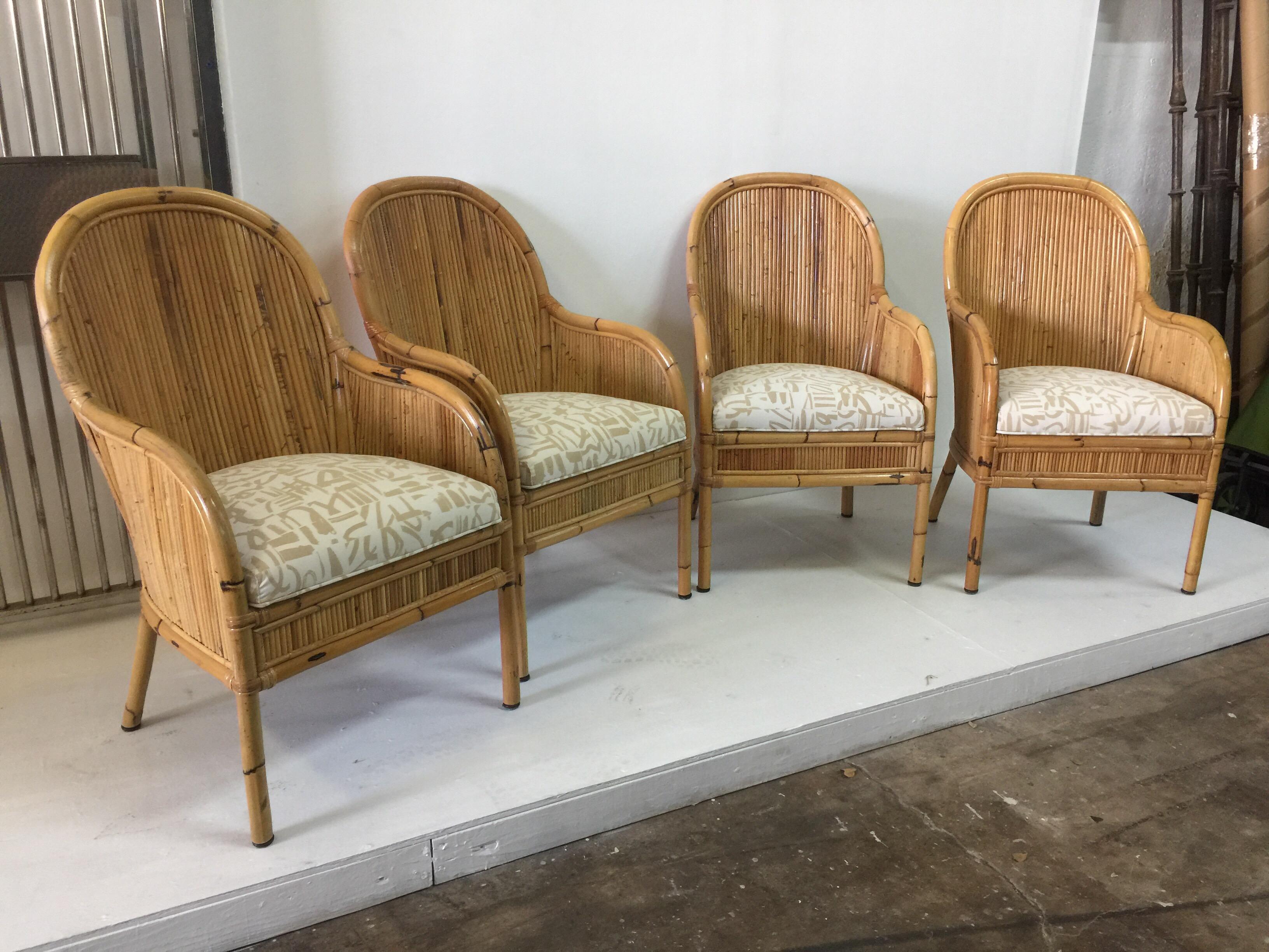 Coussins d'assise enveloppants en bambou et recouverts d'un joli motif imprimé. Ces chaises sont marquées d'une étiquette métallique sur le dessous.