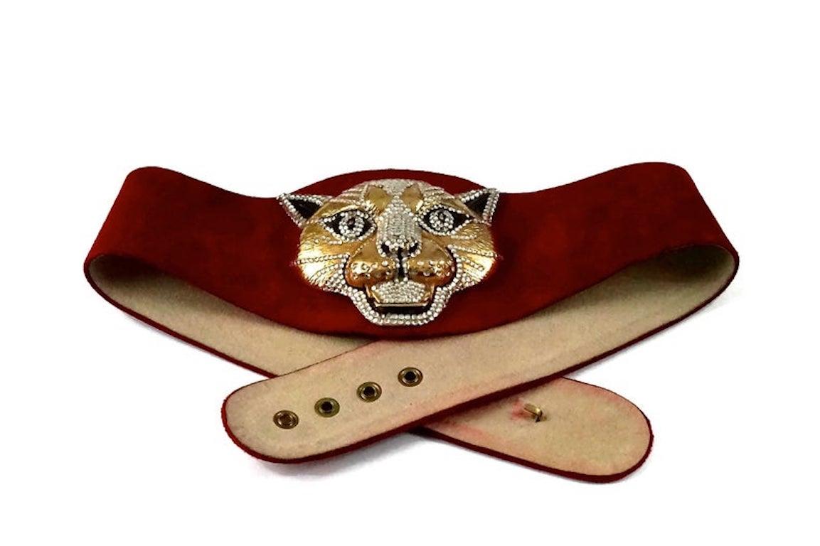 Vintage HENRYKS BIJOUX VIENNE Jewelled Leopard Head Red Suede Wide Belt In Good Condition For Sale In Kingersheim, Alsace