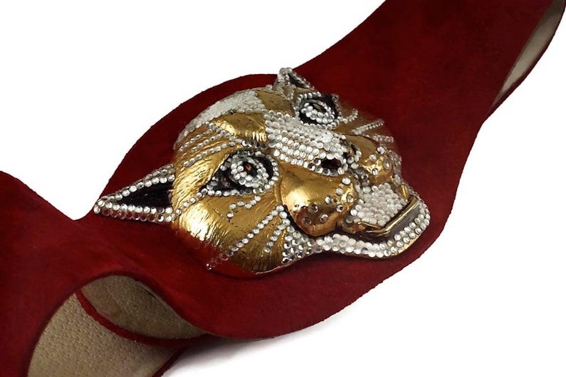 Vintage HENRYKS BIJOUX VIENNE Jewelled Leopard Head Red Suede Wide Belt

Measurements:
Height: 4.13 inches (10.5 cm)
Wearable Length: 27.55 inches to 29.92 inches (70 cm to 76 cm)

Features:
- 100% Authentic HENRYKS BIJOUX VIENNE.
- Massive 3D