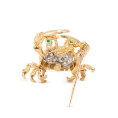 Broche vintage Herbert Rosenthal en or 18 carats avec diamants totalisant 0,57 carat et yeux en émeraude en forme de crabe